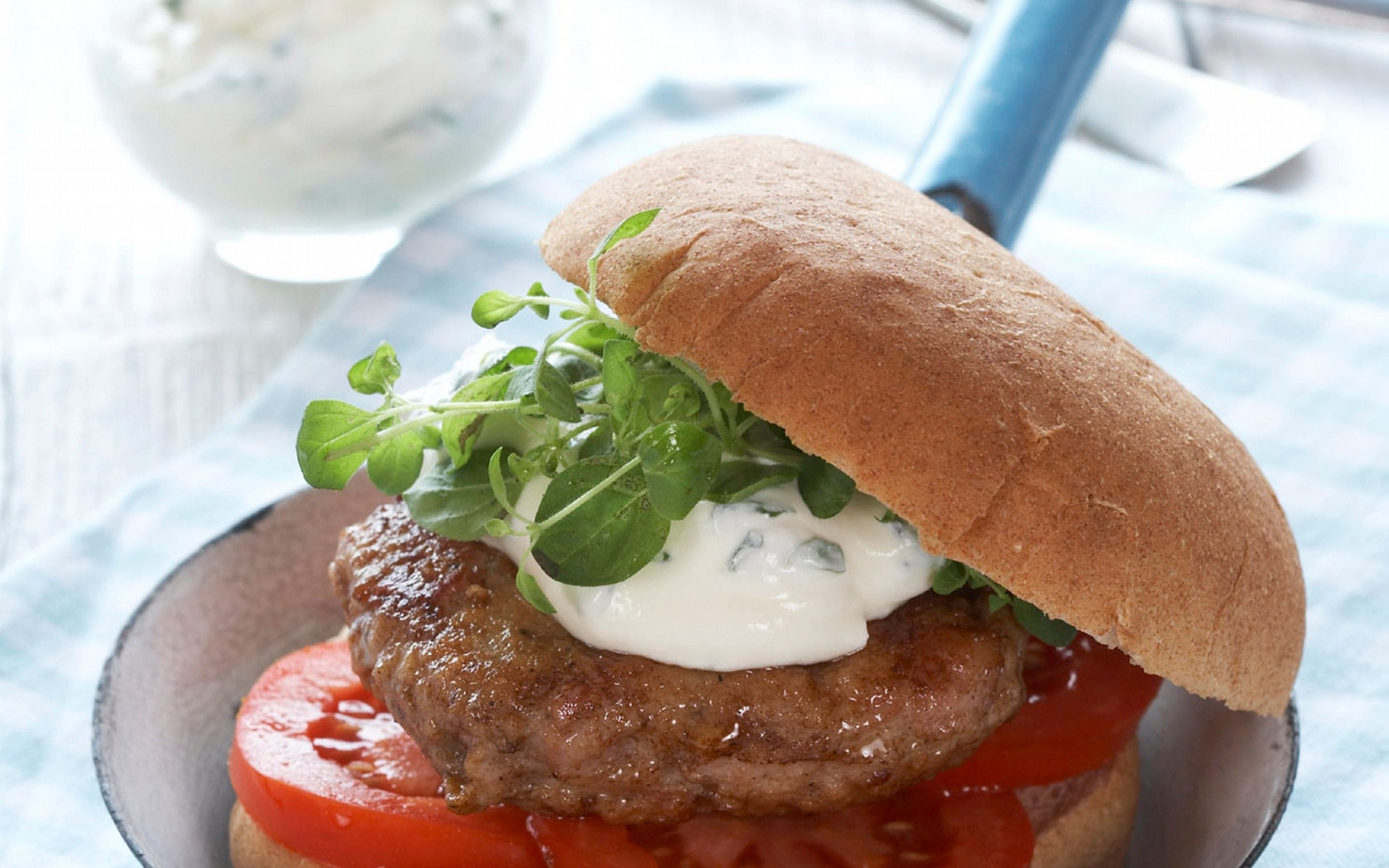 Hjemmelaget burger med basilikumkrem