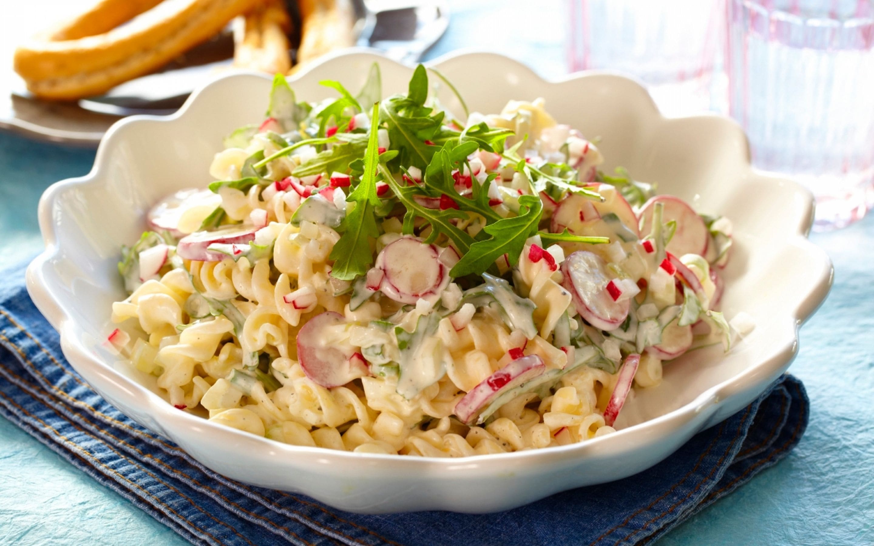 Lettlaget pastasalat med reddiker, ruccola, smuldret fetaost og saus