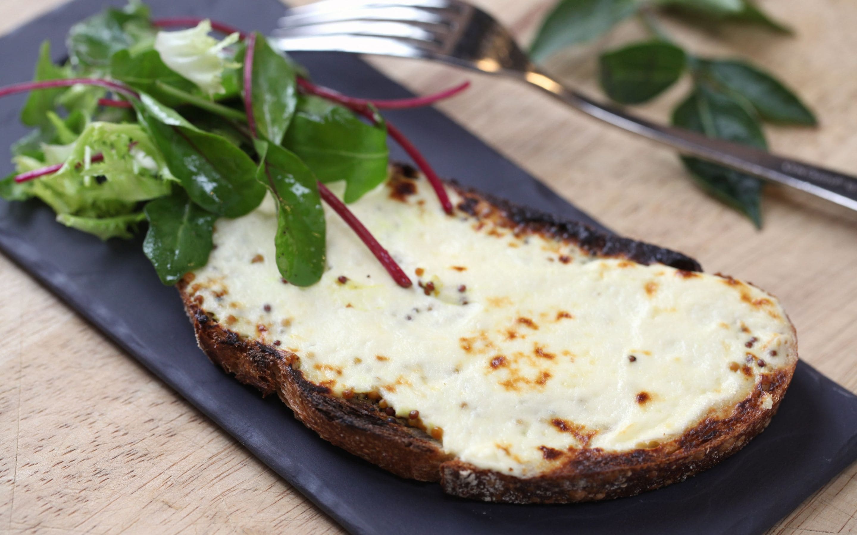 Gratinert brød med kremost og salat