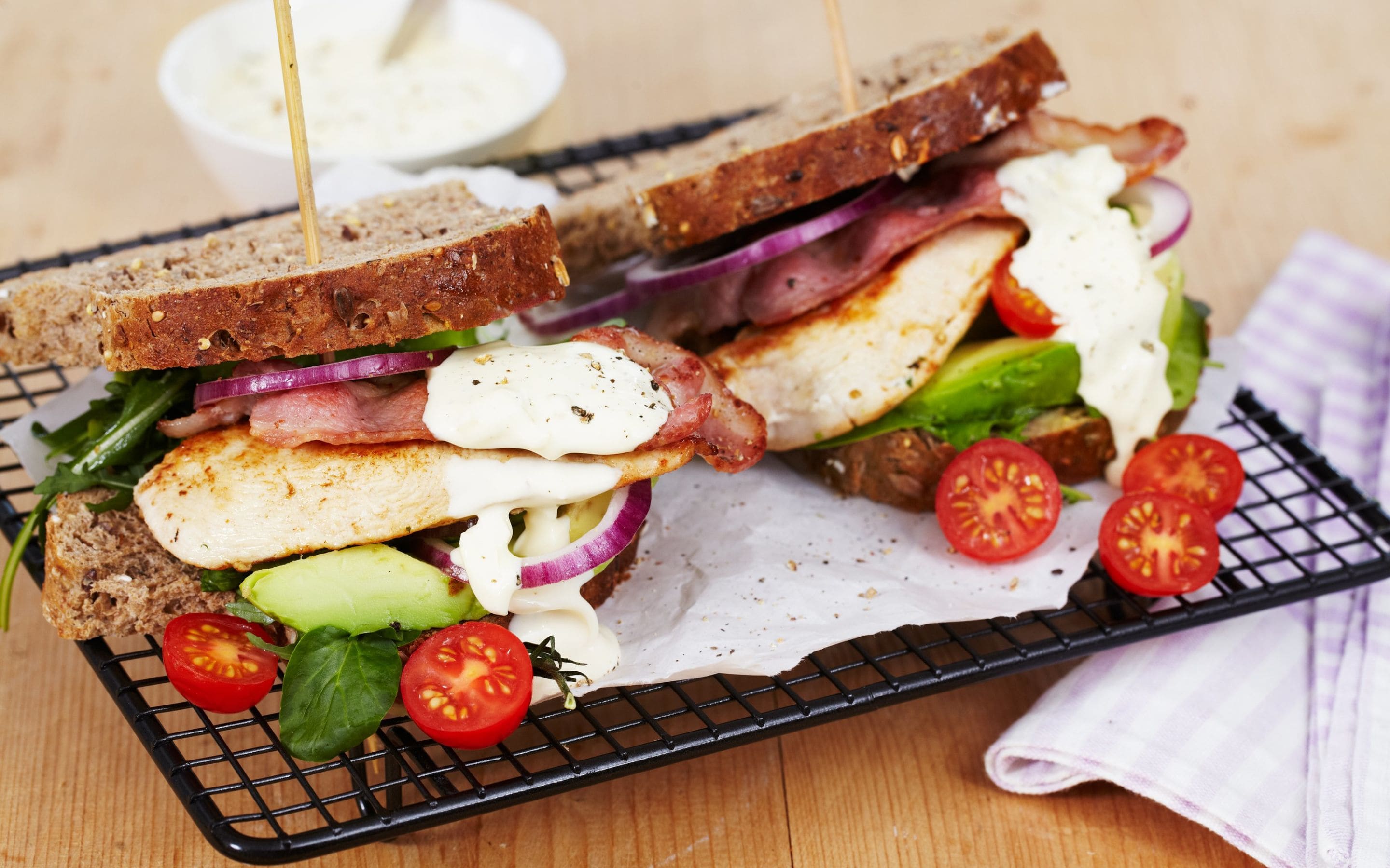BLT sandwich med kylling og avokado