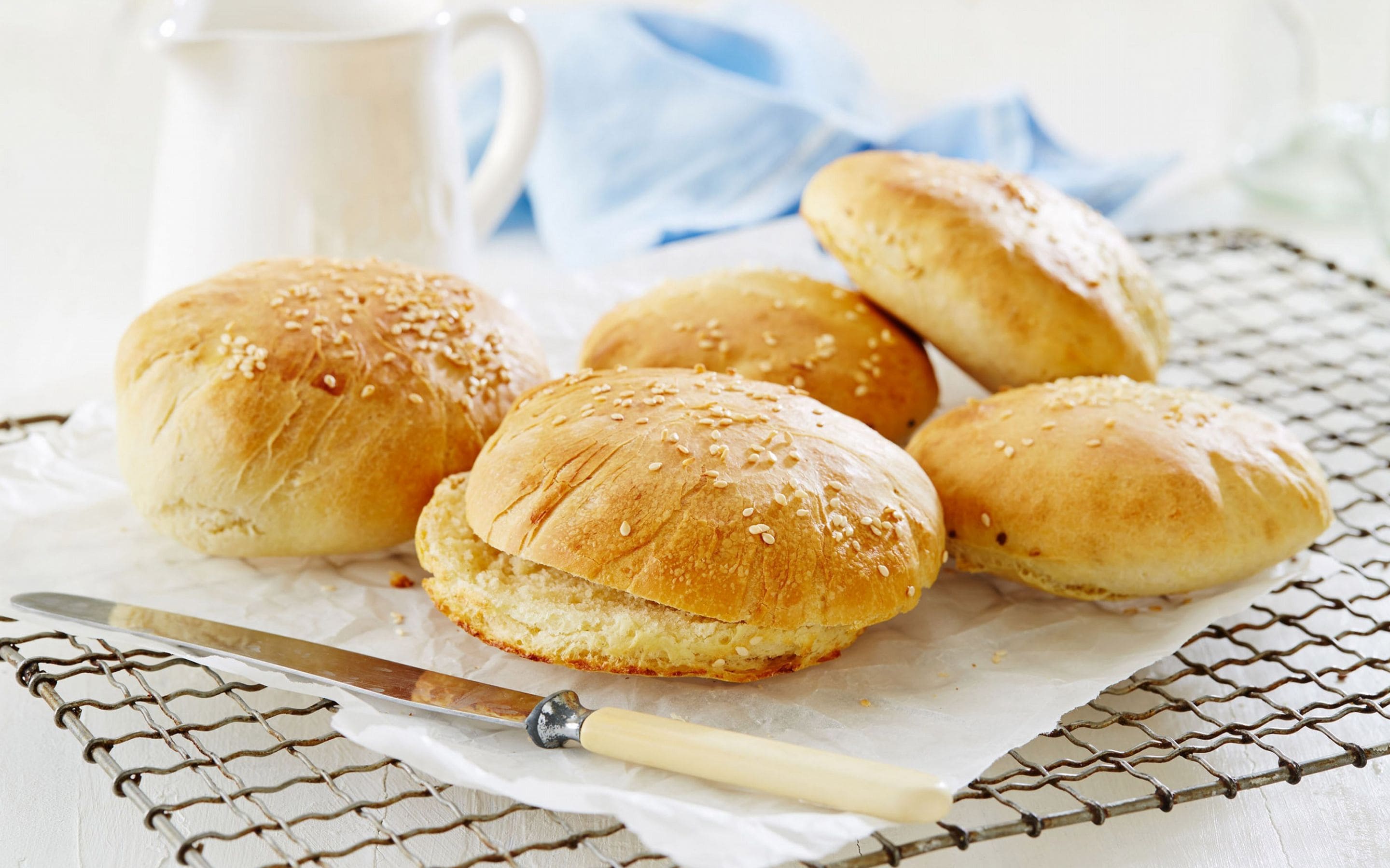 Lette og luftige burgerbrød