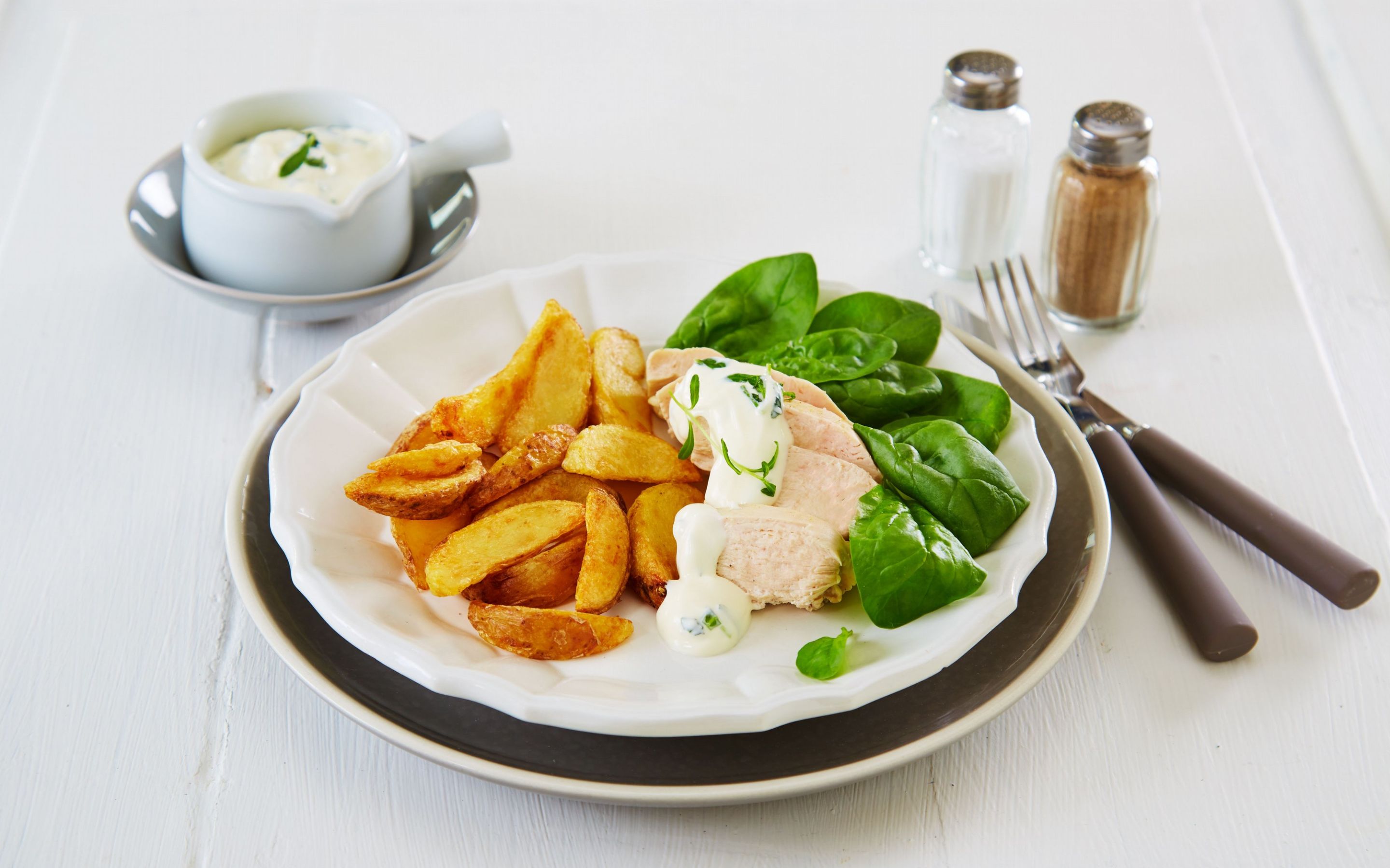 Lettsaltet kyllingfilet med estragonsaus
