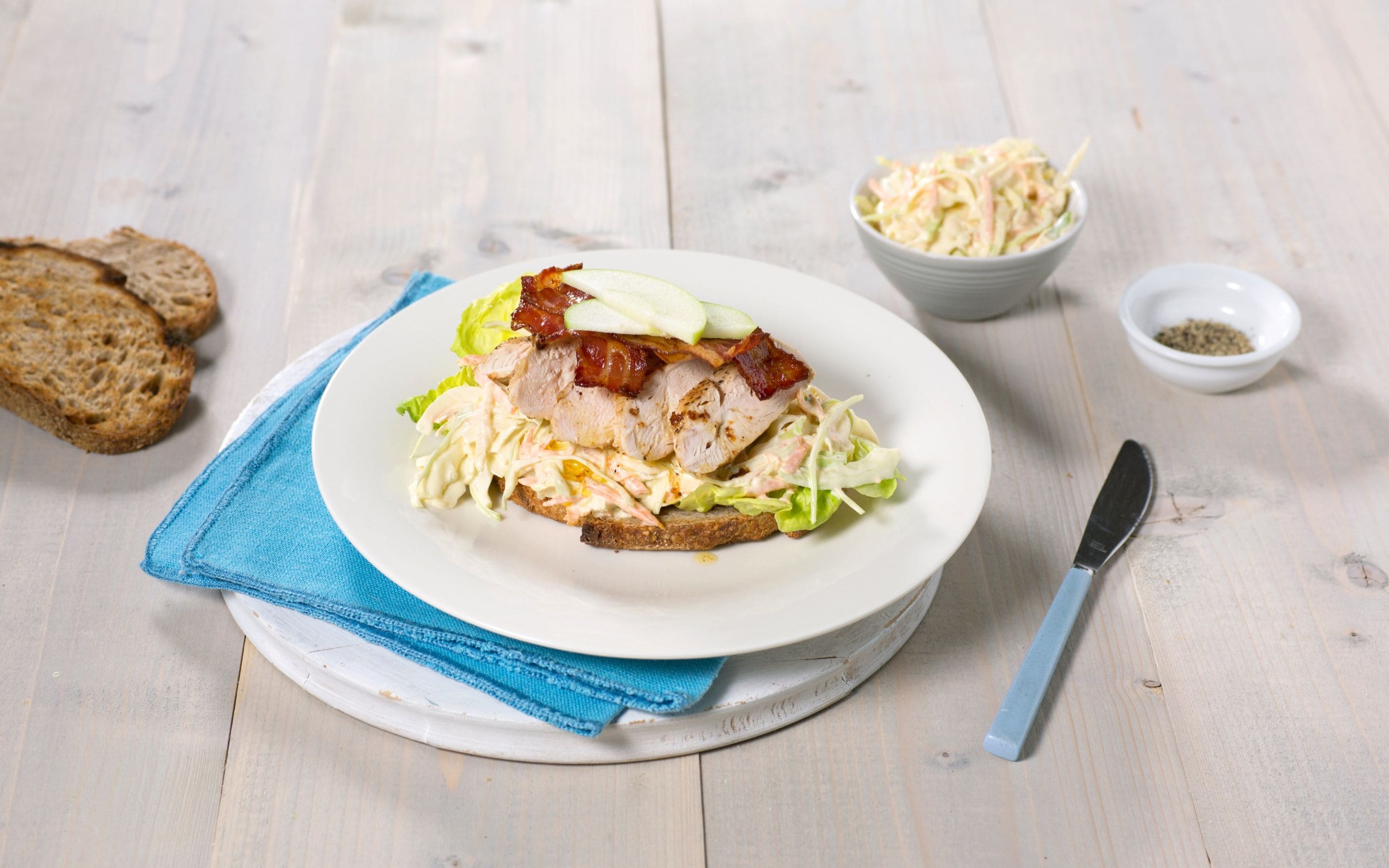 Kyllingsandwich med kremet eple- og kålsalat