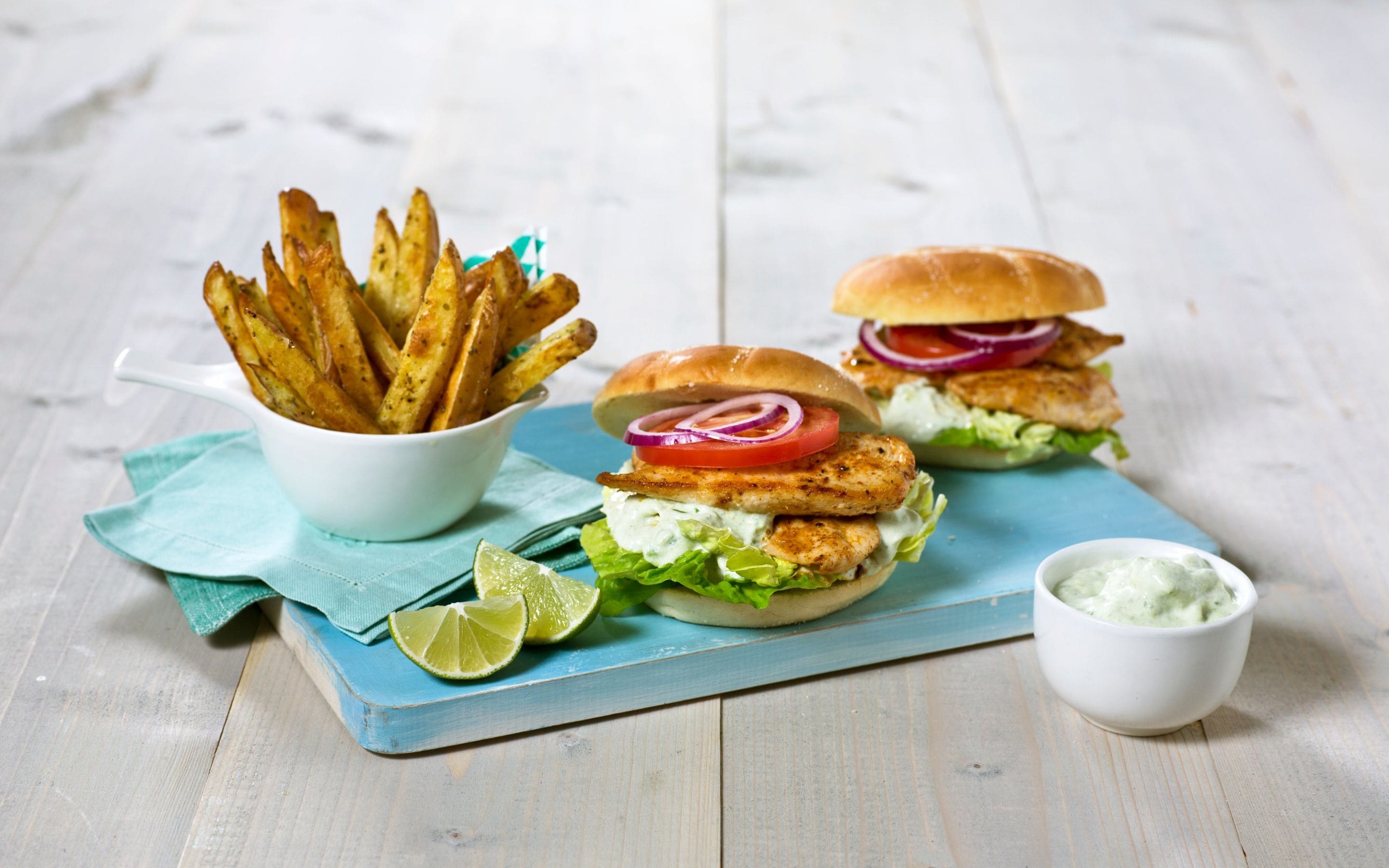 Kyllingfiletburger med avokado- og rømmesaus