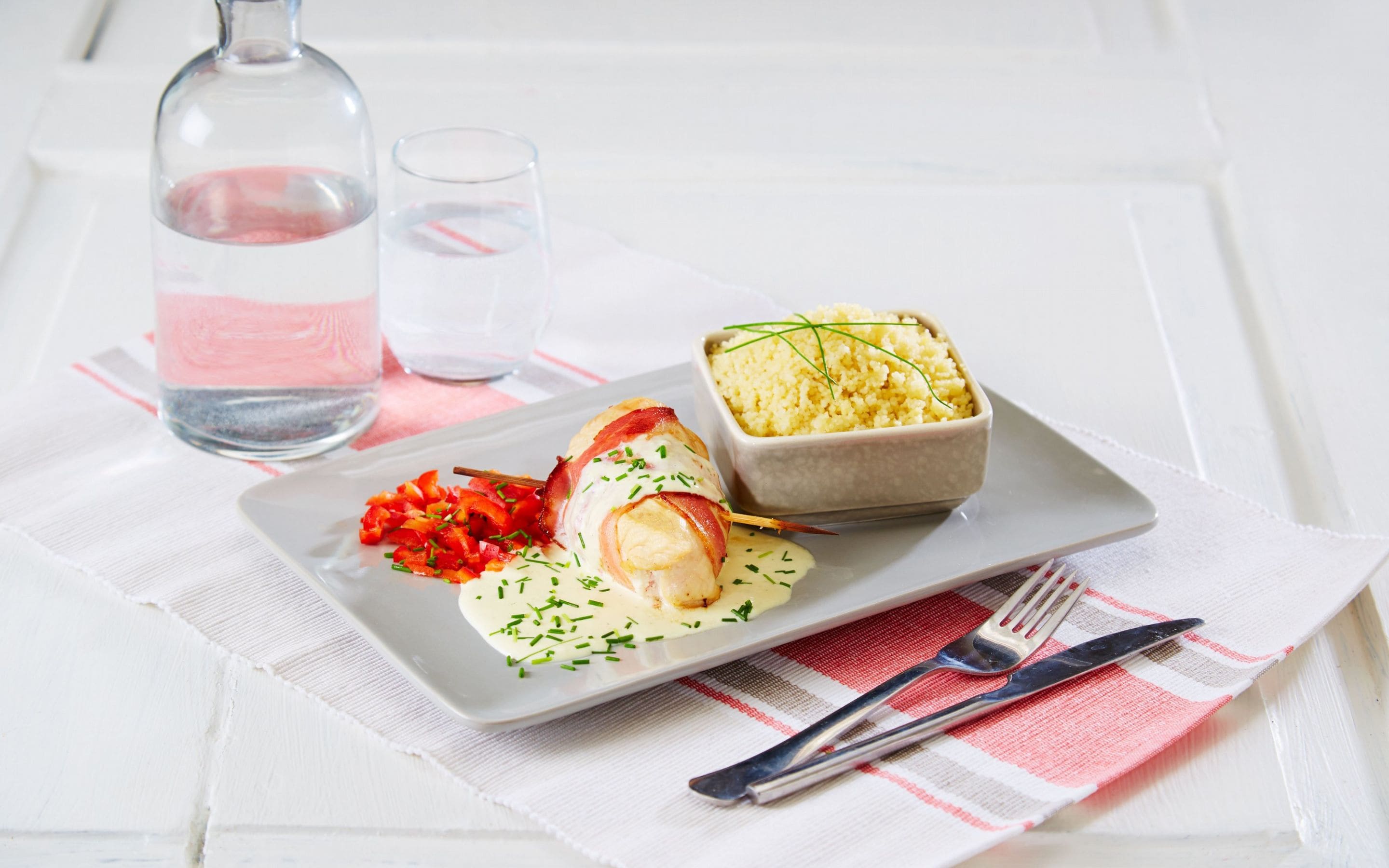 Ostefylte kyllingbryst med couscous og paprika