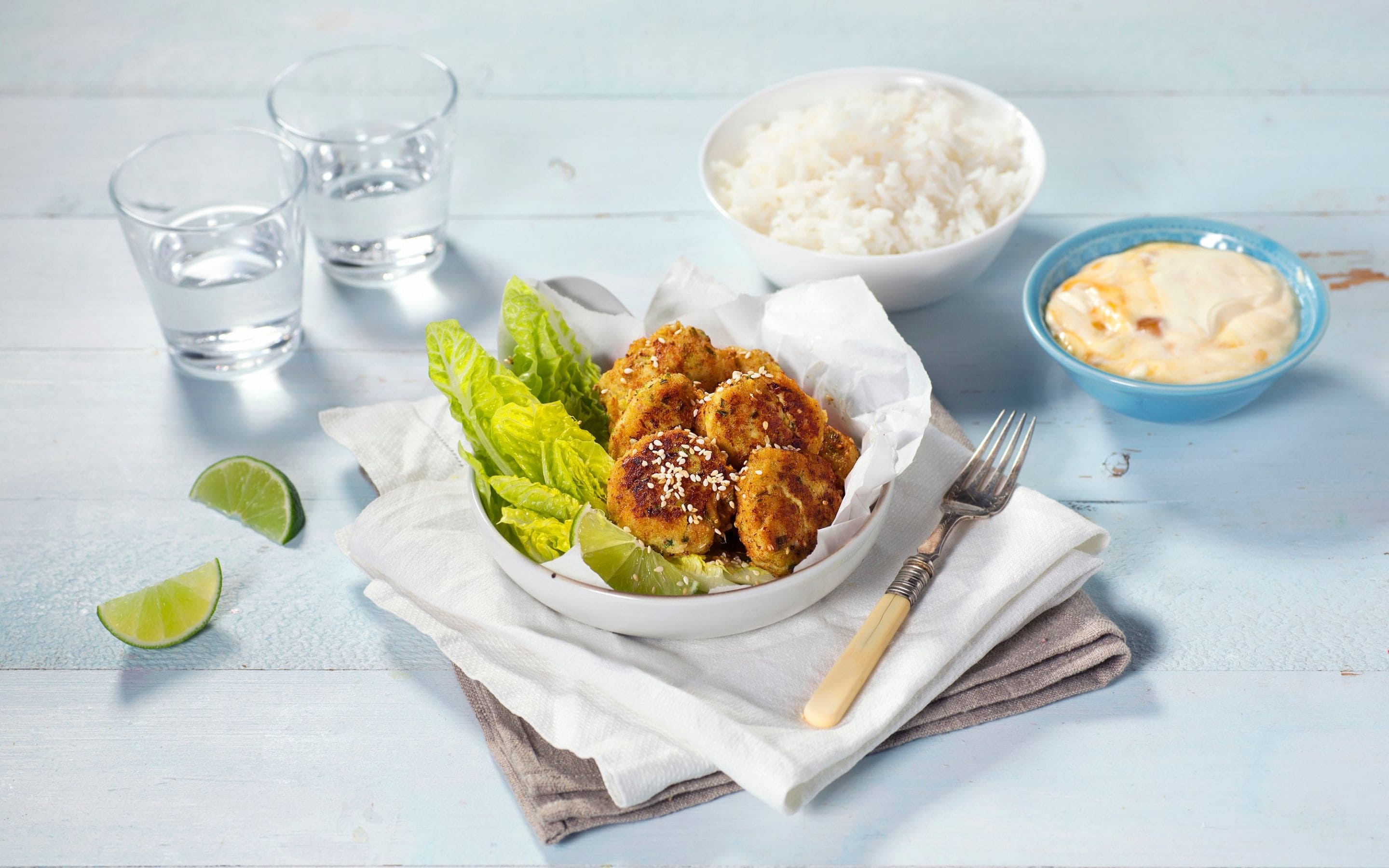 Asiatiske fiskekaker med mango- og rømmedressing