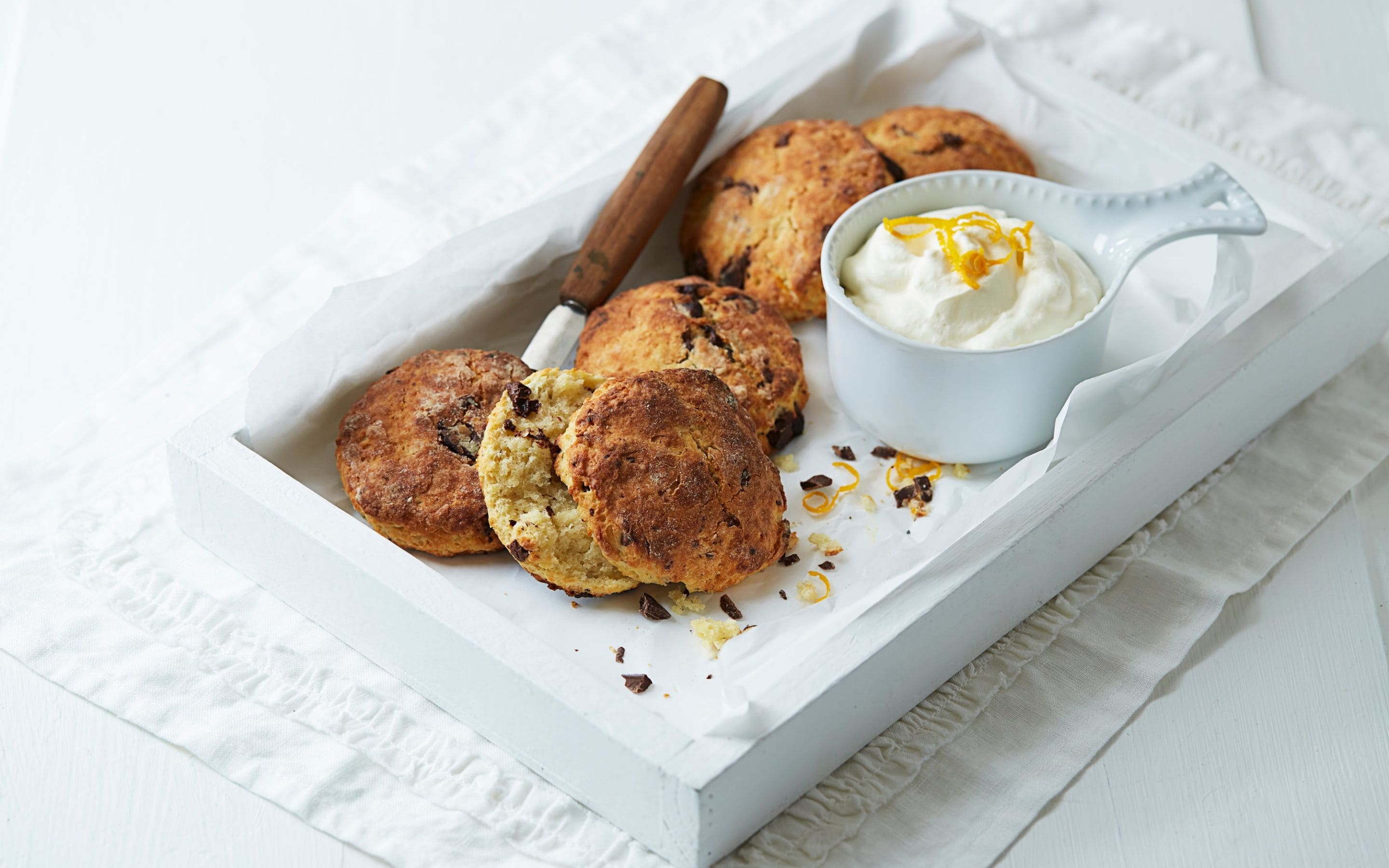 Appelsin og sjokoladescones- med pisket krem