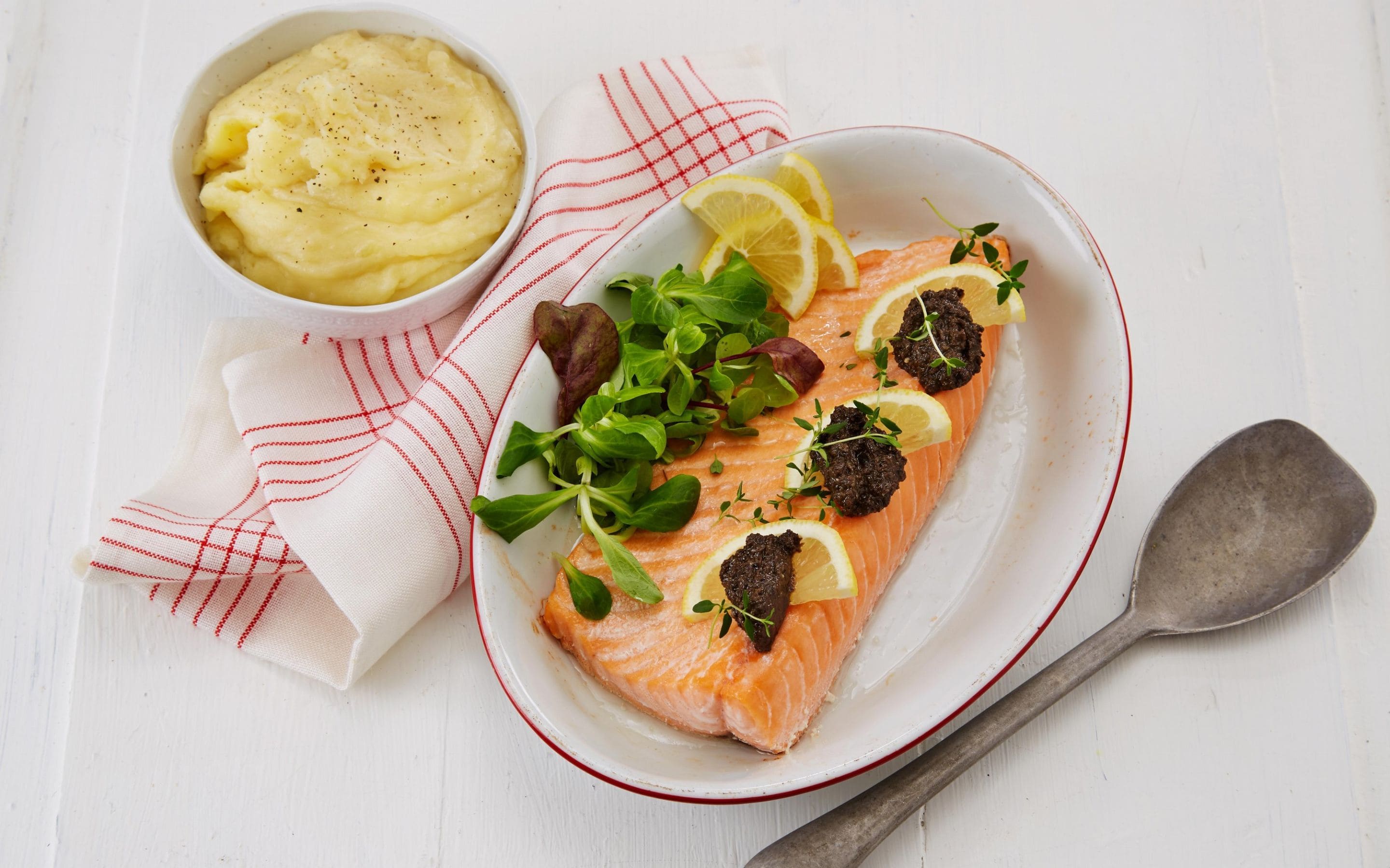 Ovnsbakt laks med sitrontapenade