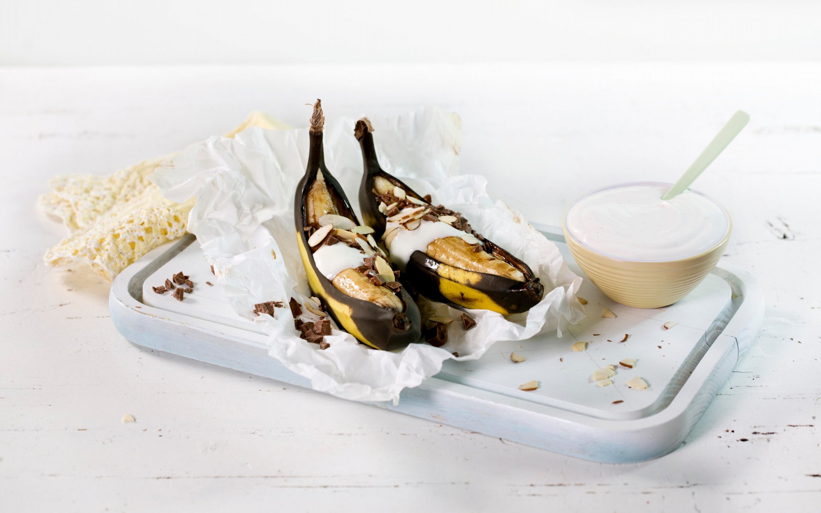 Bakt banan med melkesjokolade og vaniljekesam