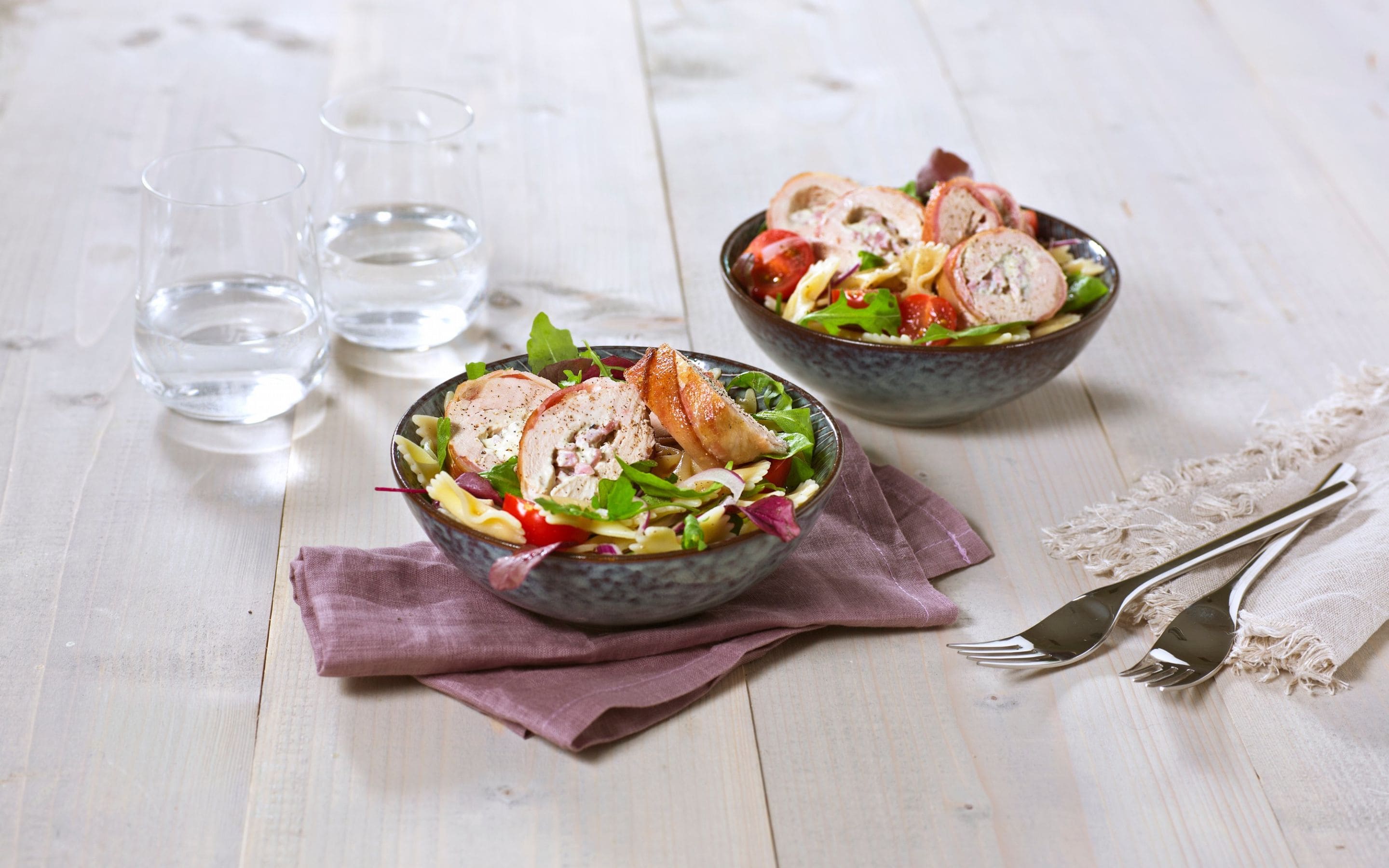 Fylt kyllingfilet med pastasalat