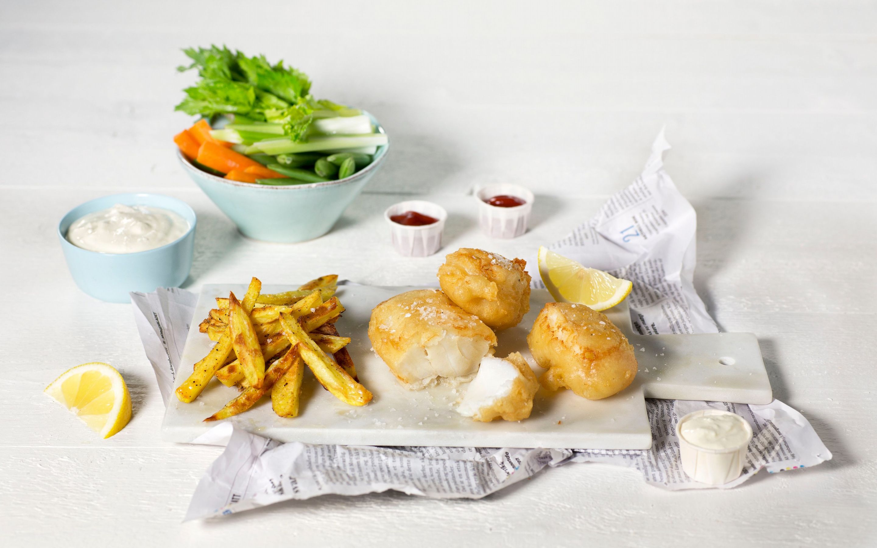 Fish’n’chips med grønnsaker og fetadipp