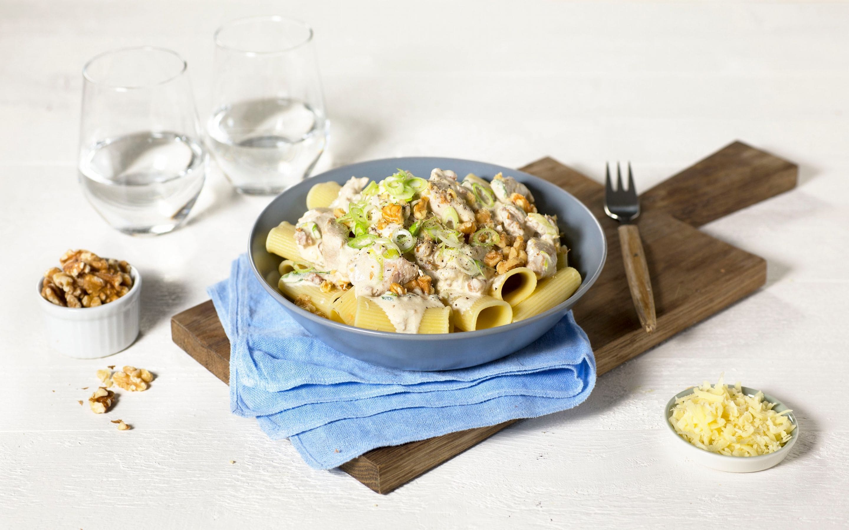 Pasta med kylling og nøtter i fløtesaus
