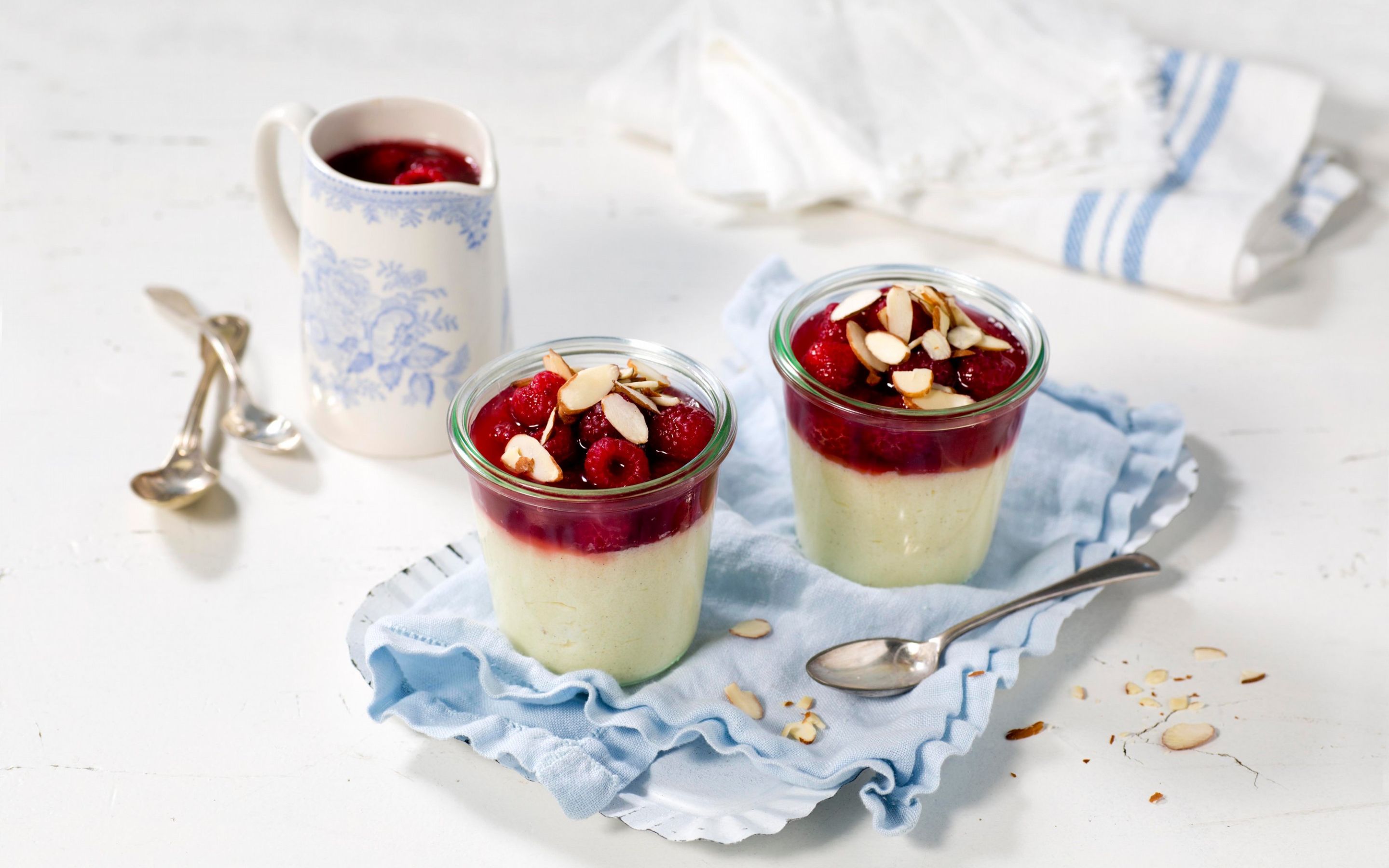 Semulepudding med mandler og bringebærsaus