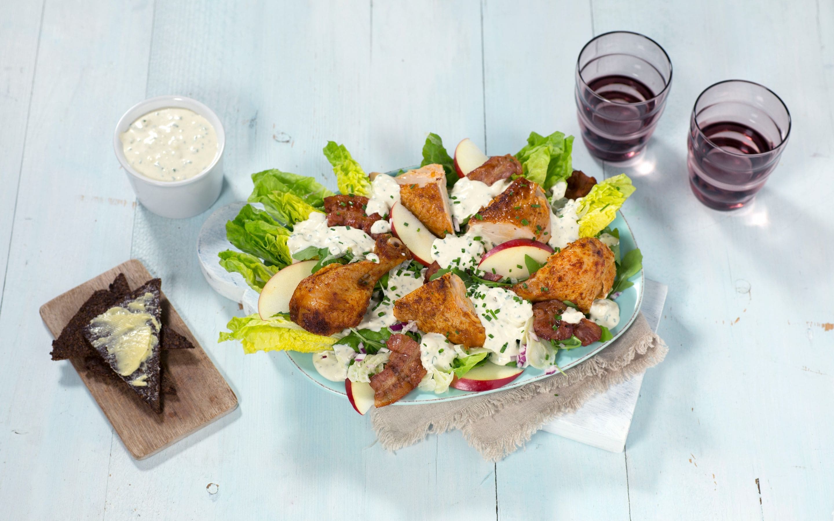Kyllingsalat med blåmuggostdressing
