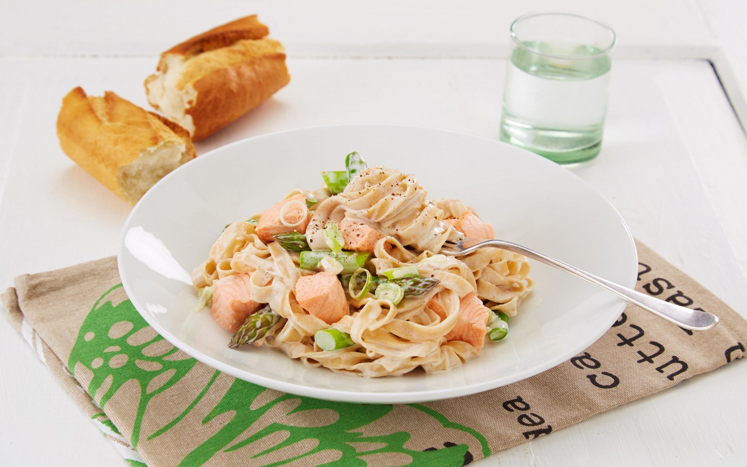 Laks med pasta og asparges