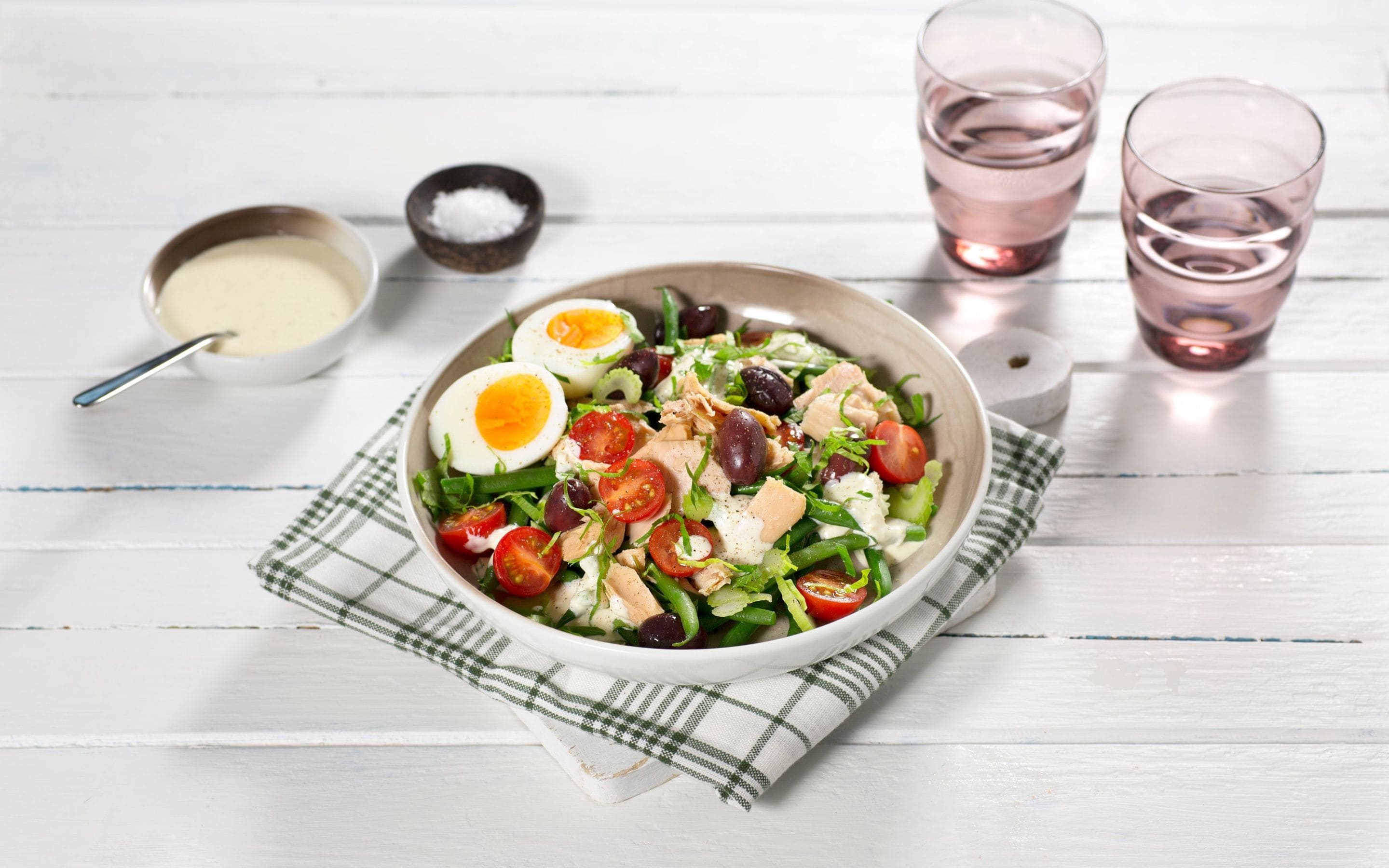 Tunfisksalat med egg og rømmedressing
