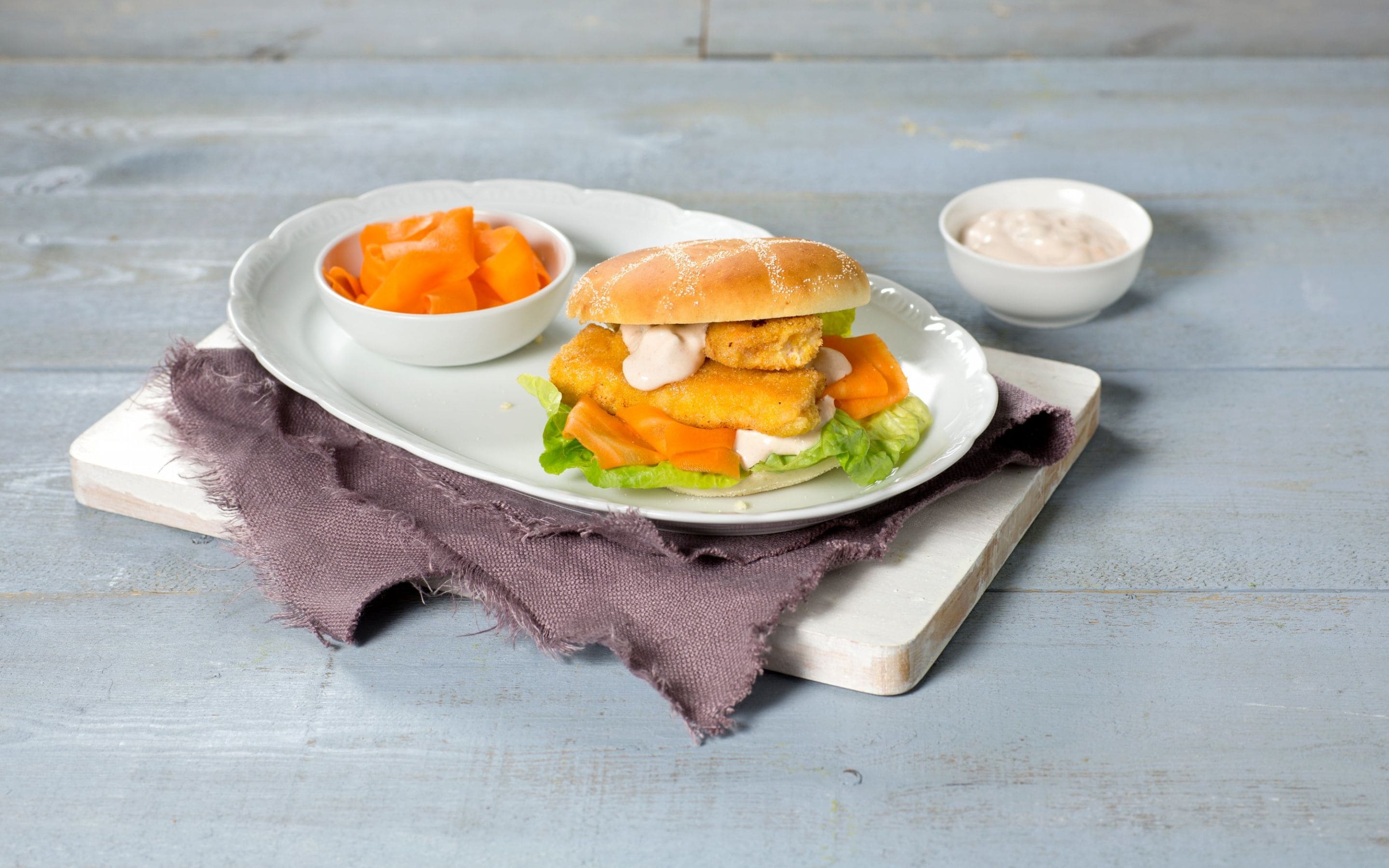 Fiskepinneburger med hurtigsylta gulrot