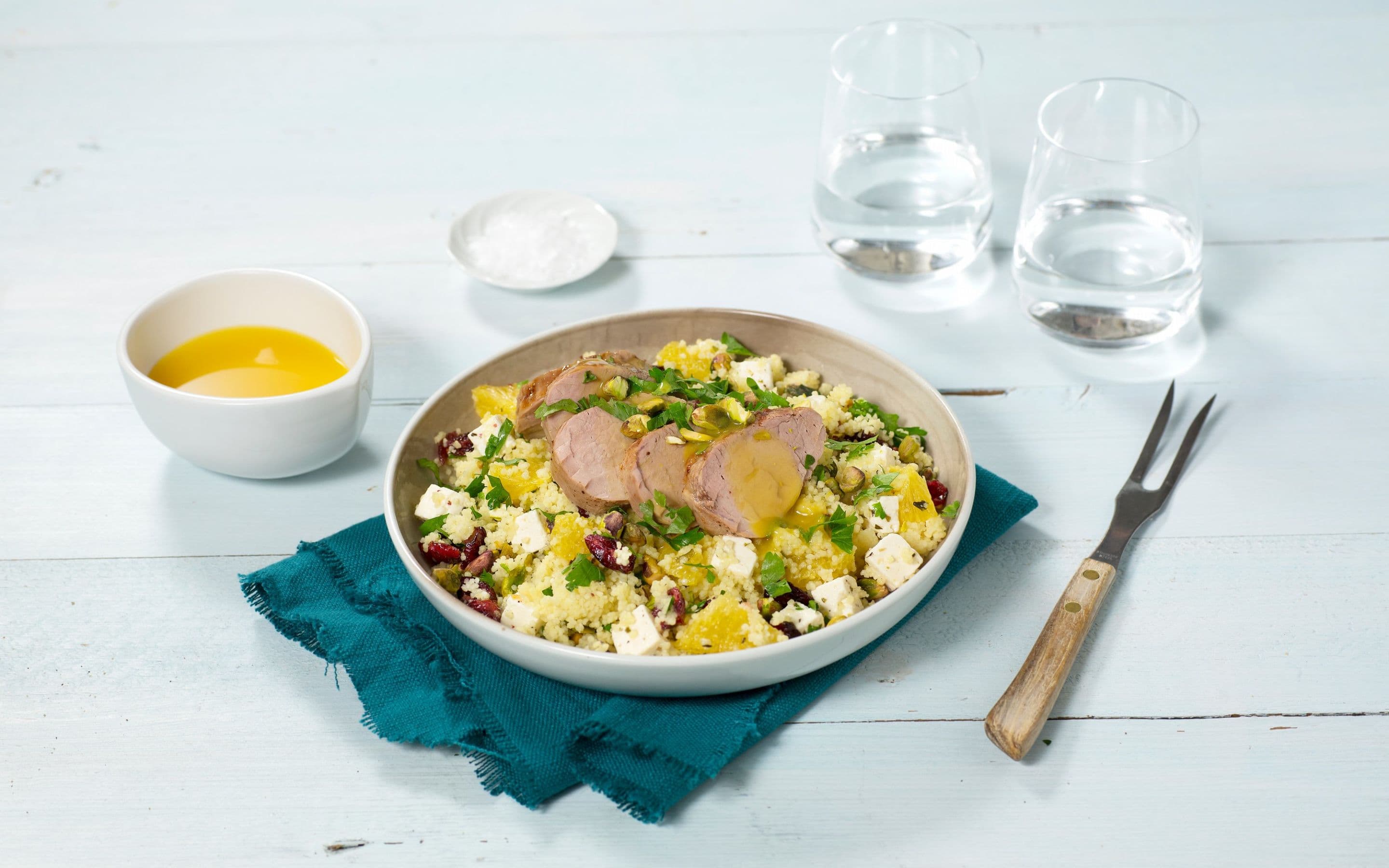 Svinefilet med appelsinsaus og couscous-salat