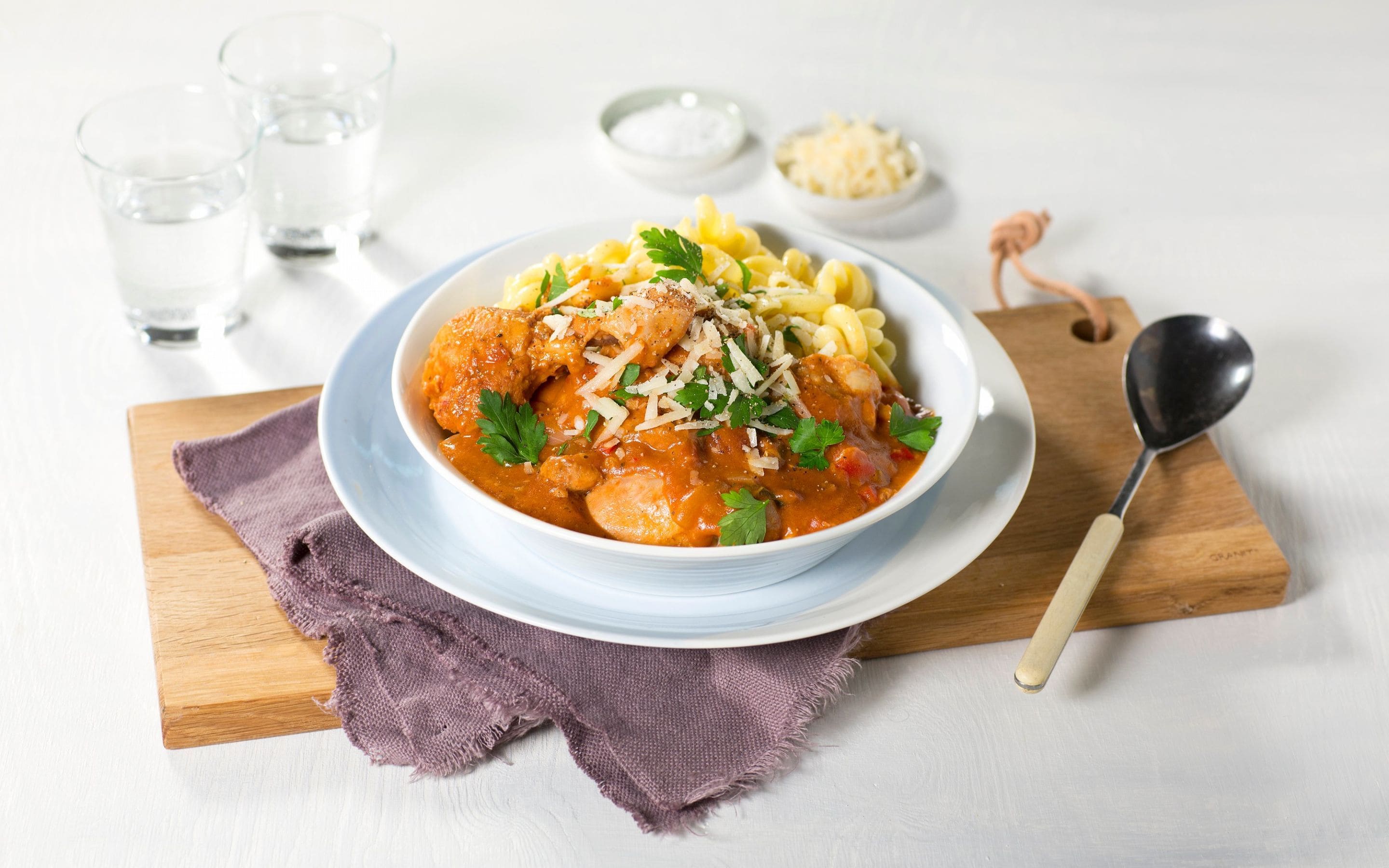 Kylling i tomatsaus med pasta