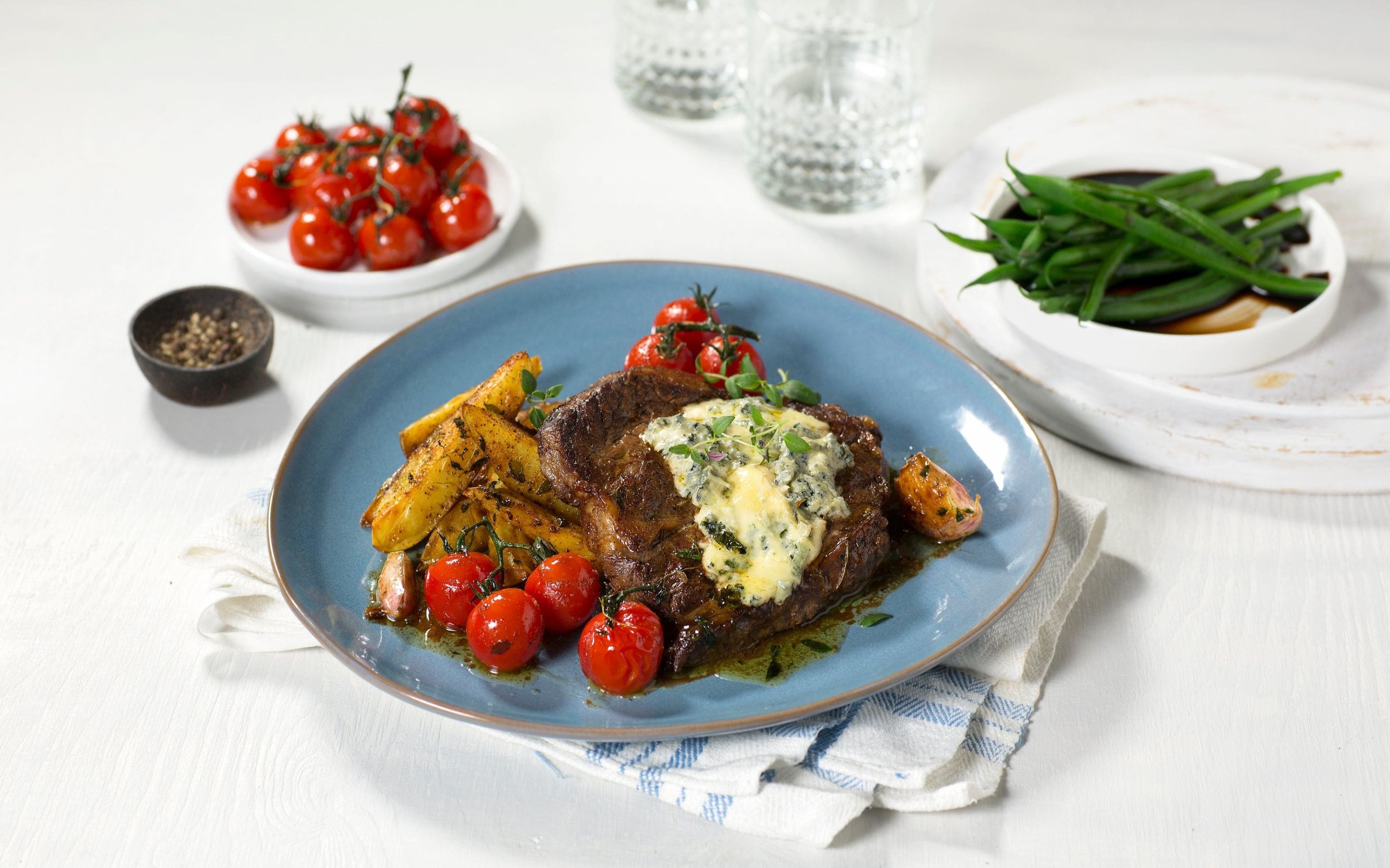 Entrecôte med blåmuggost og ovnsbakte potetbåter