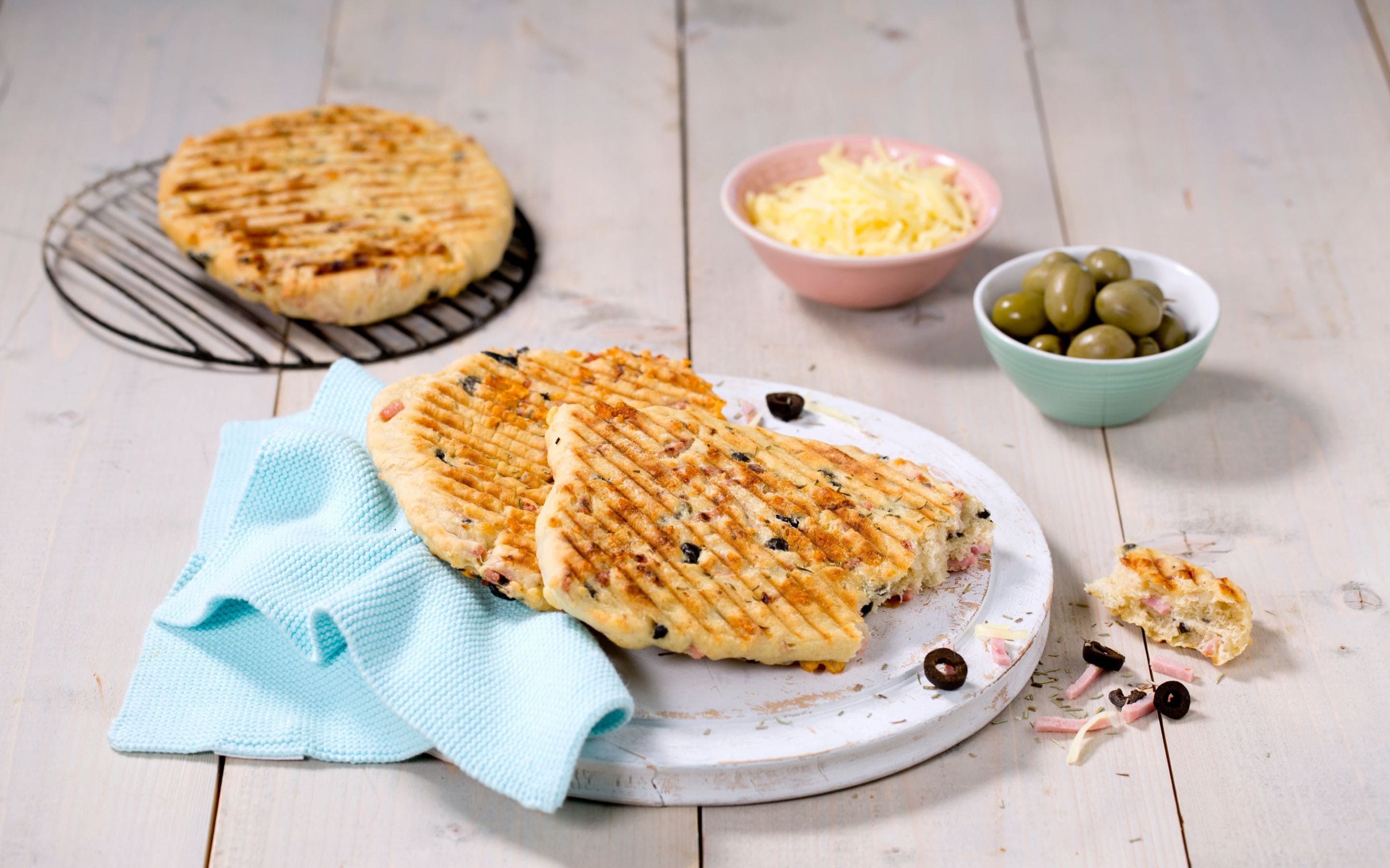 Grillet focaccia med ost og skinke