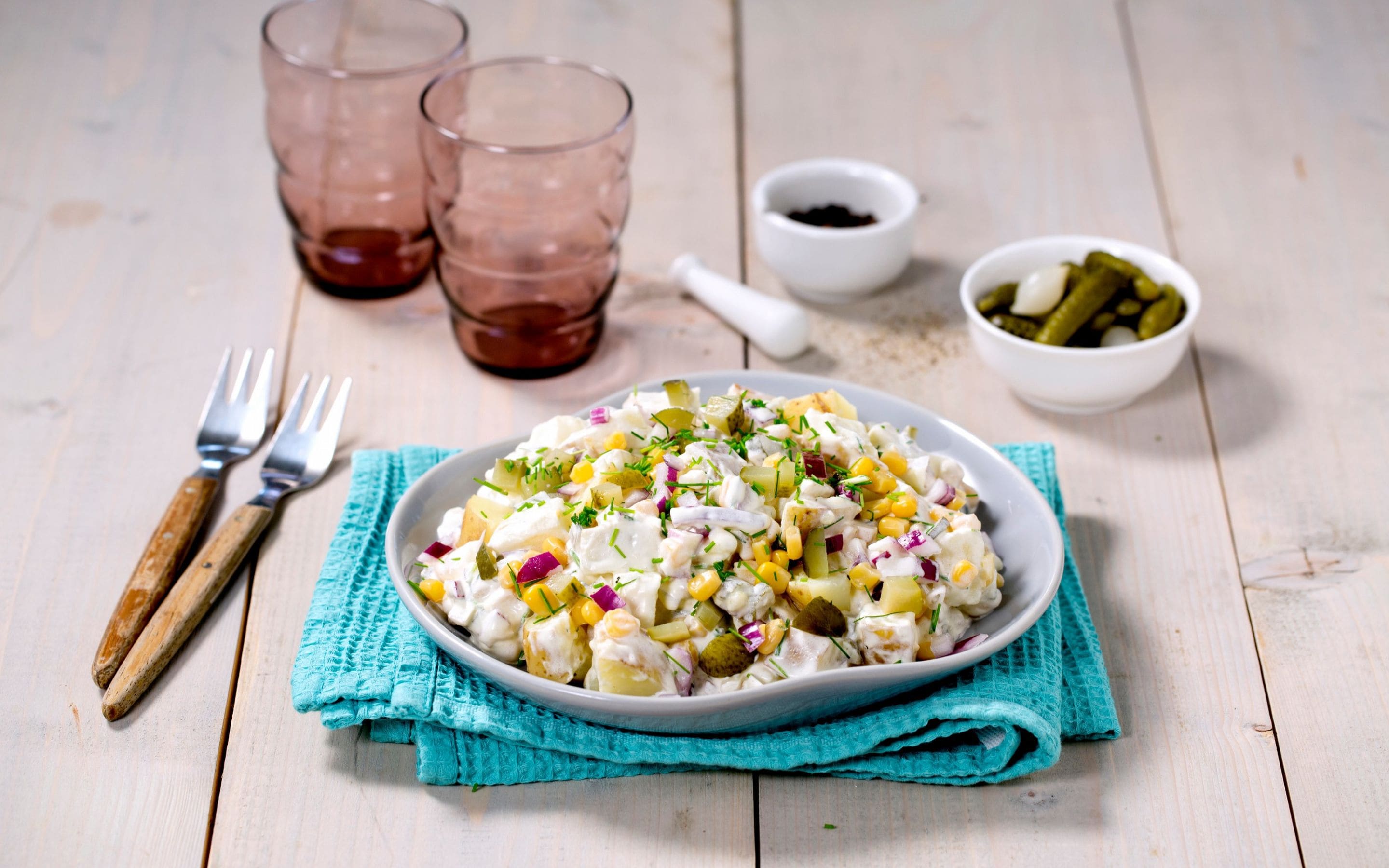 Lettere potetsalat med mais