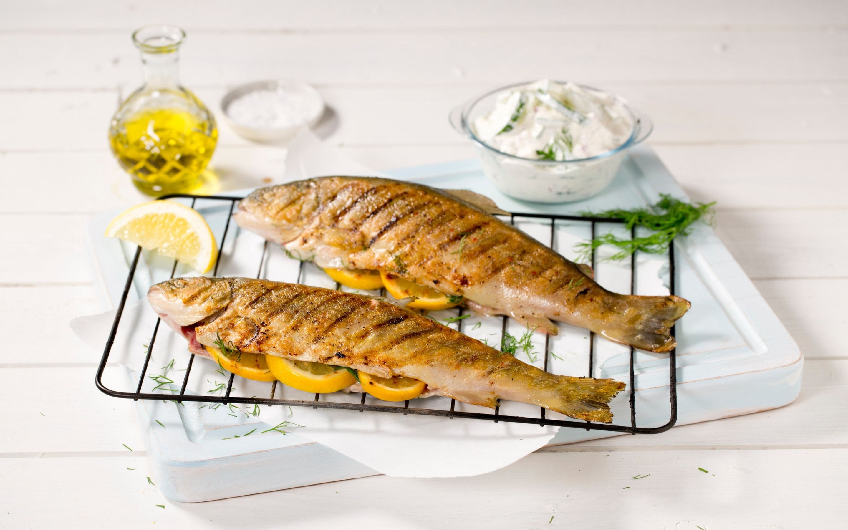 Grillet hel fisk med kremet agurksalat
