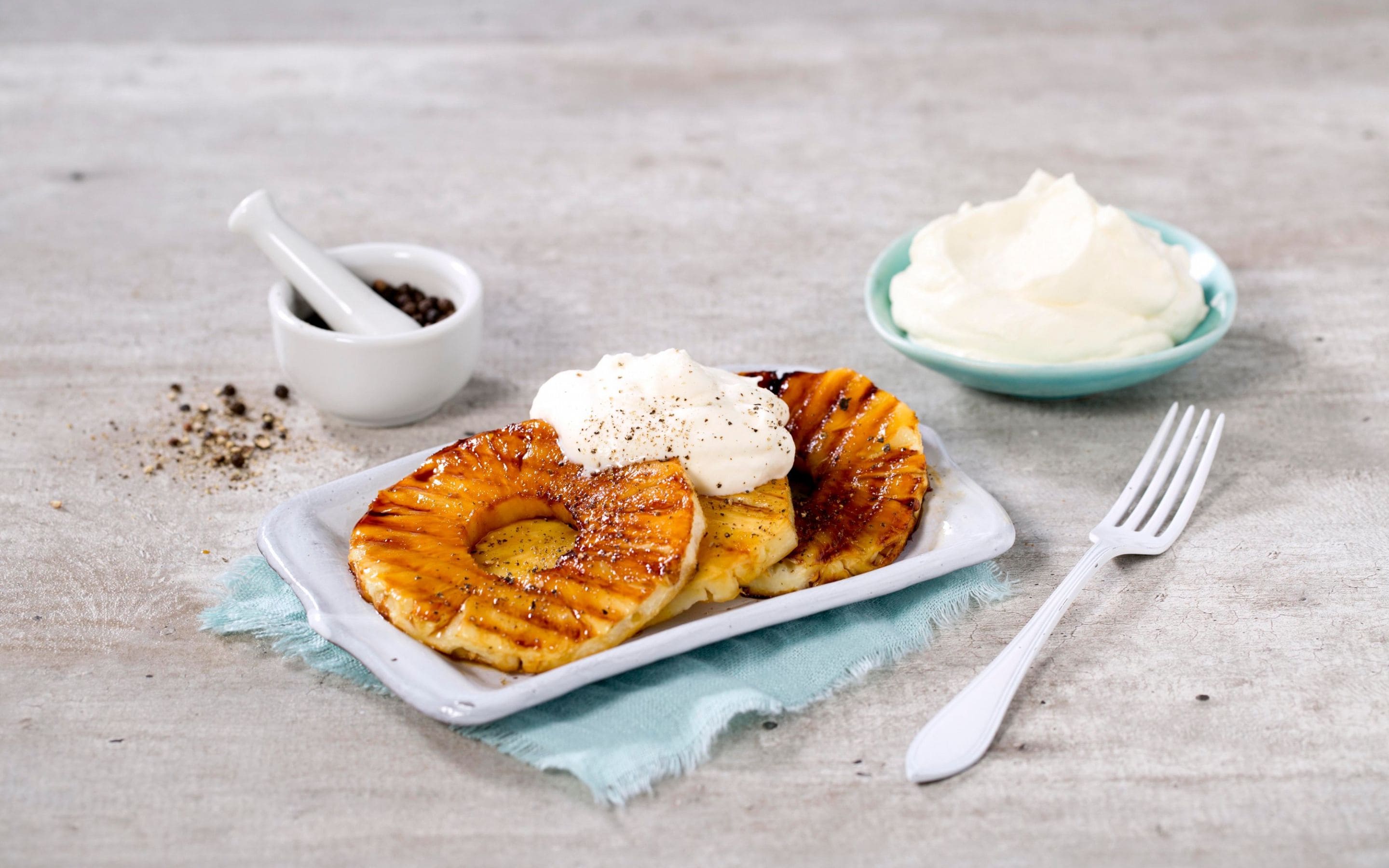 Grilla ananas med pepper og krem