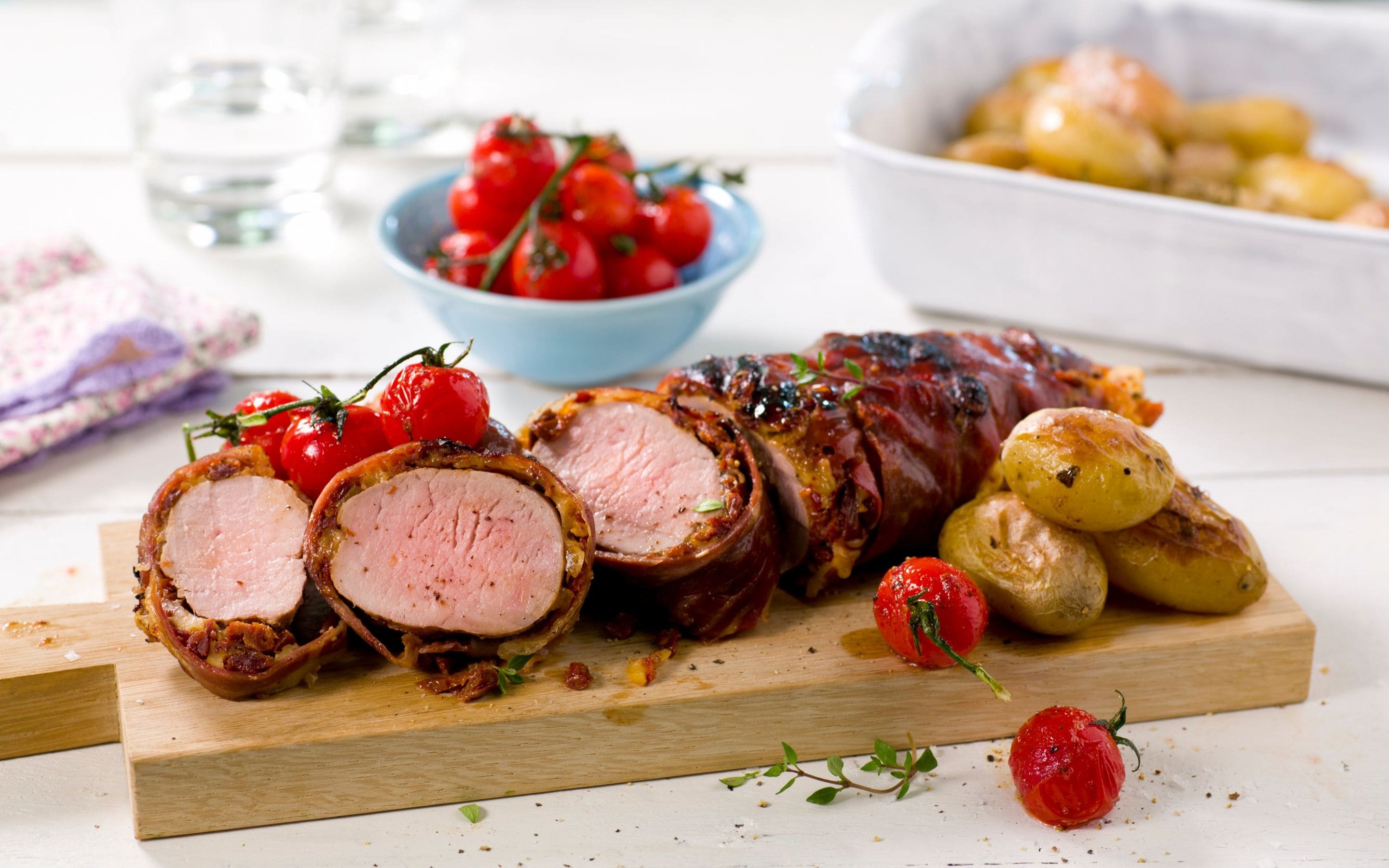 Helgrillet indrefilet av svin med spekeskinke