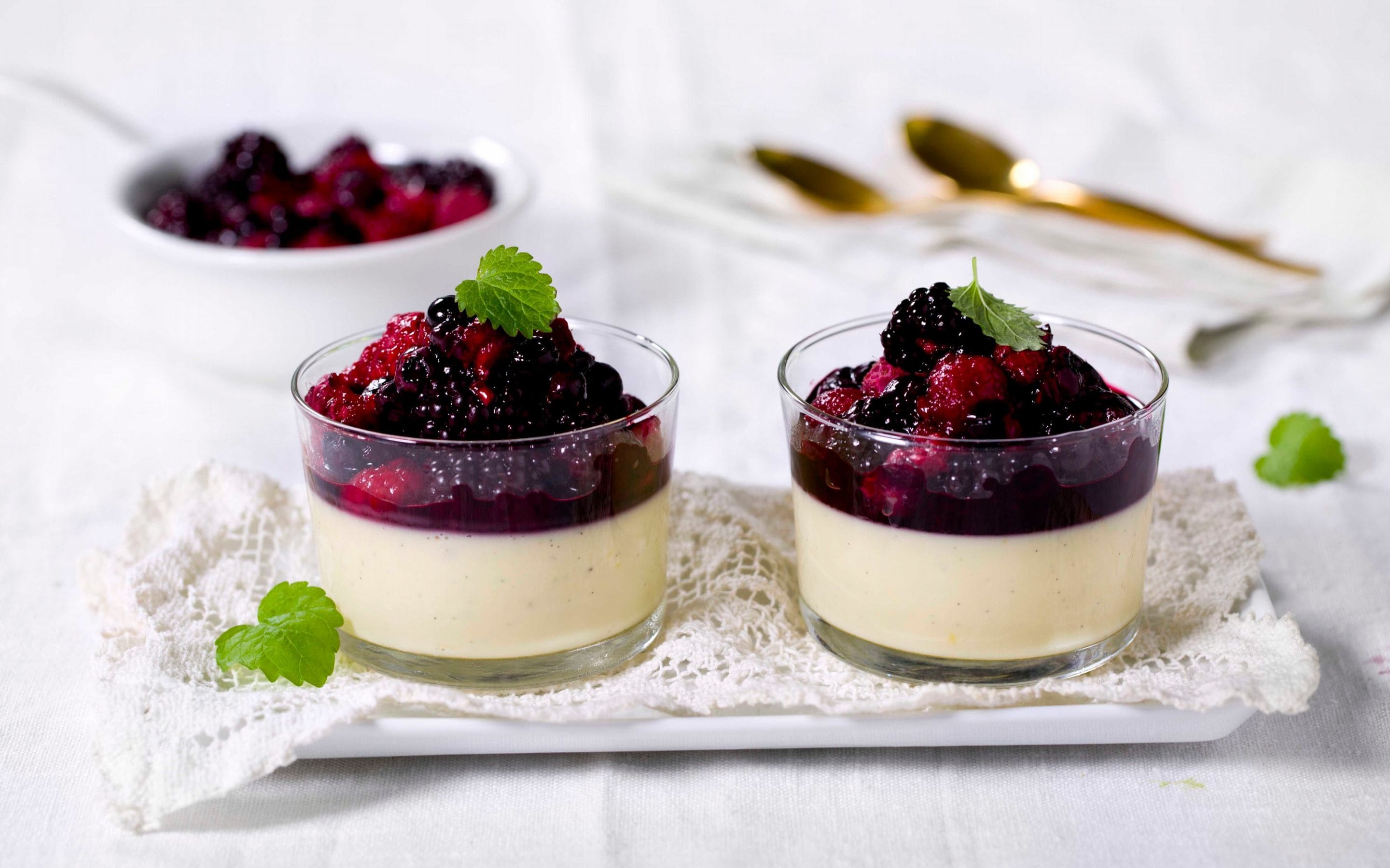 Sitron-pannacotta med ovnsbakte bær