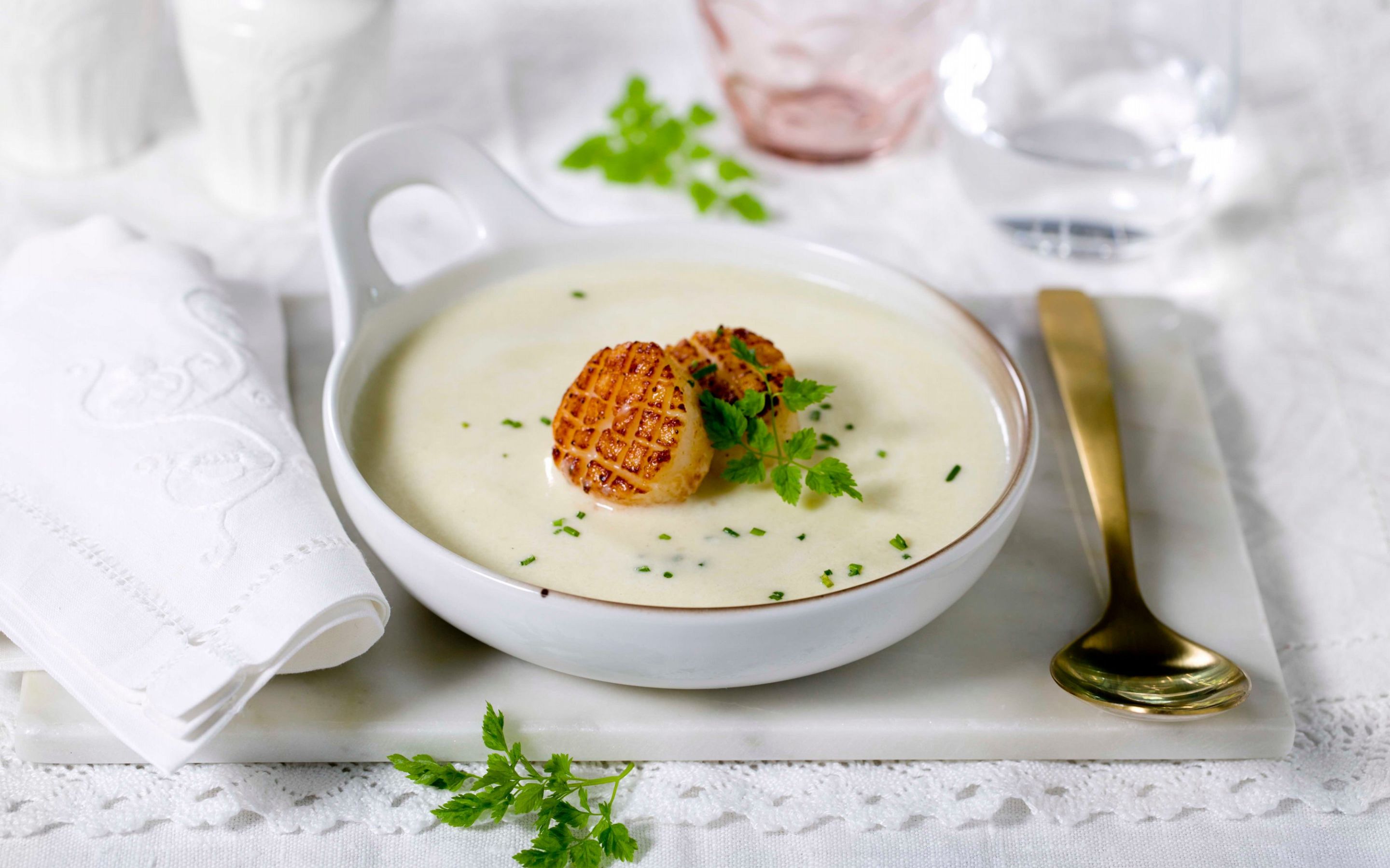 Jordskokksuppe med kamskjell