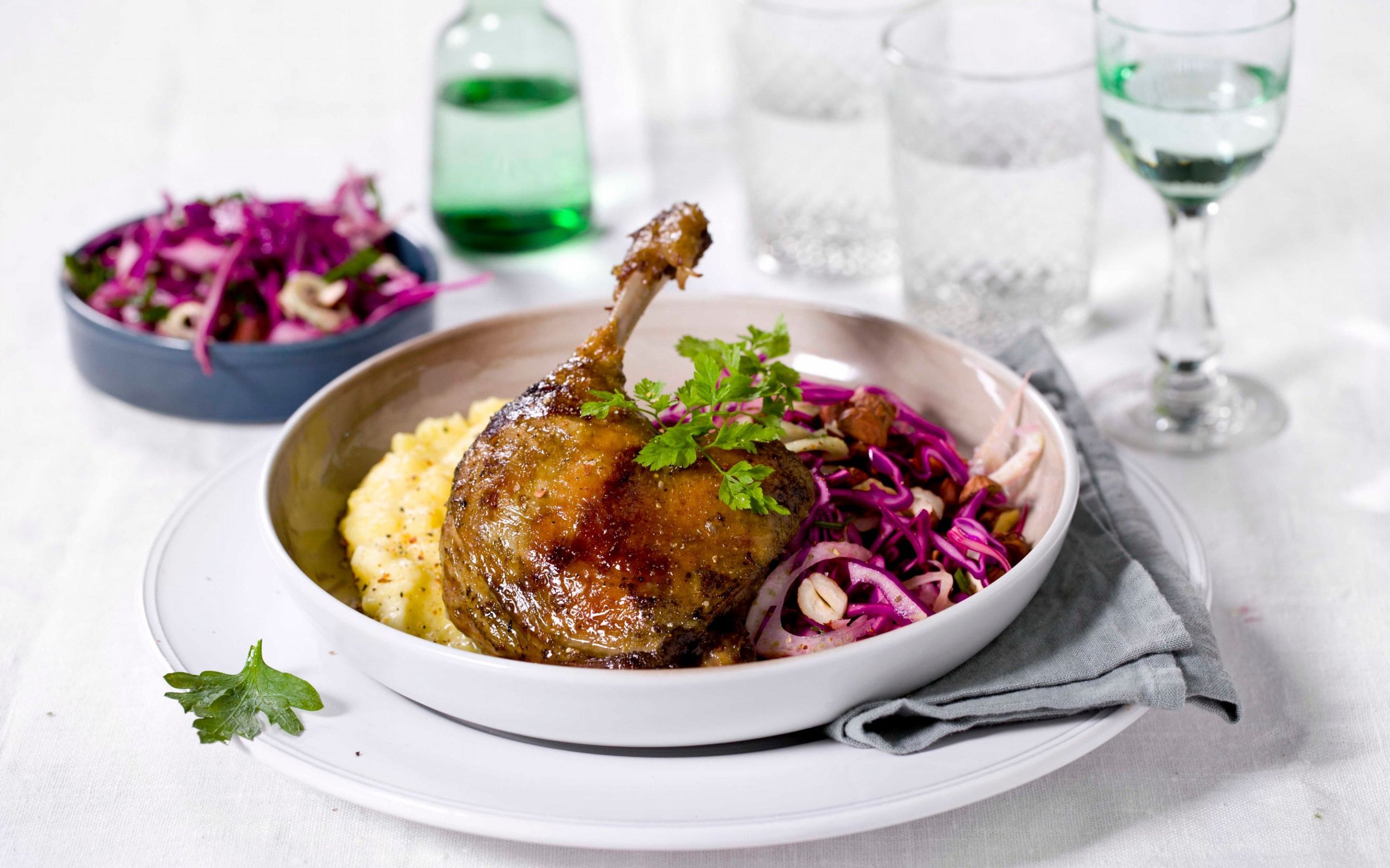 Andeconfit med potetmos og rødkålsalat