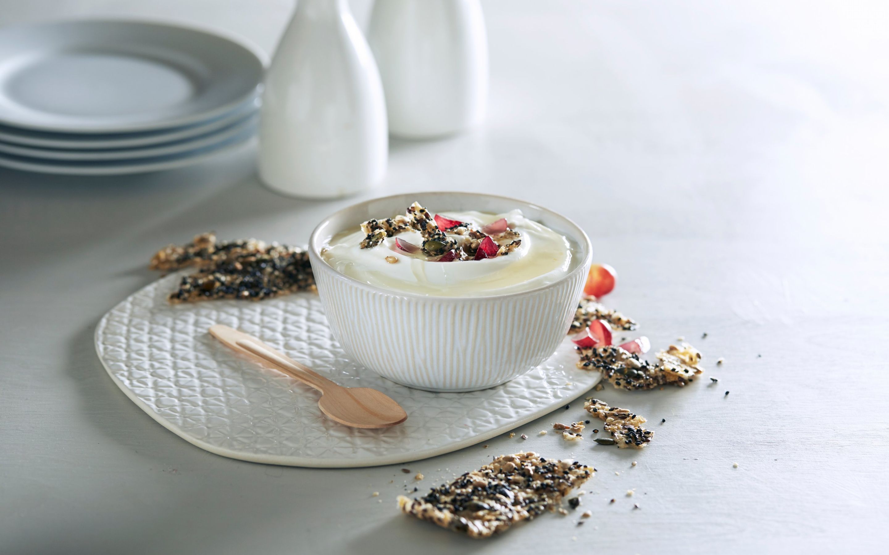 Yoghurt naturell med crispy knekkebrød, druer og honning
