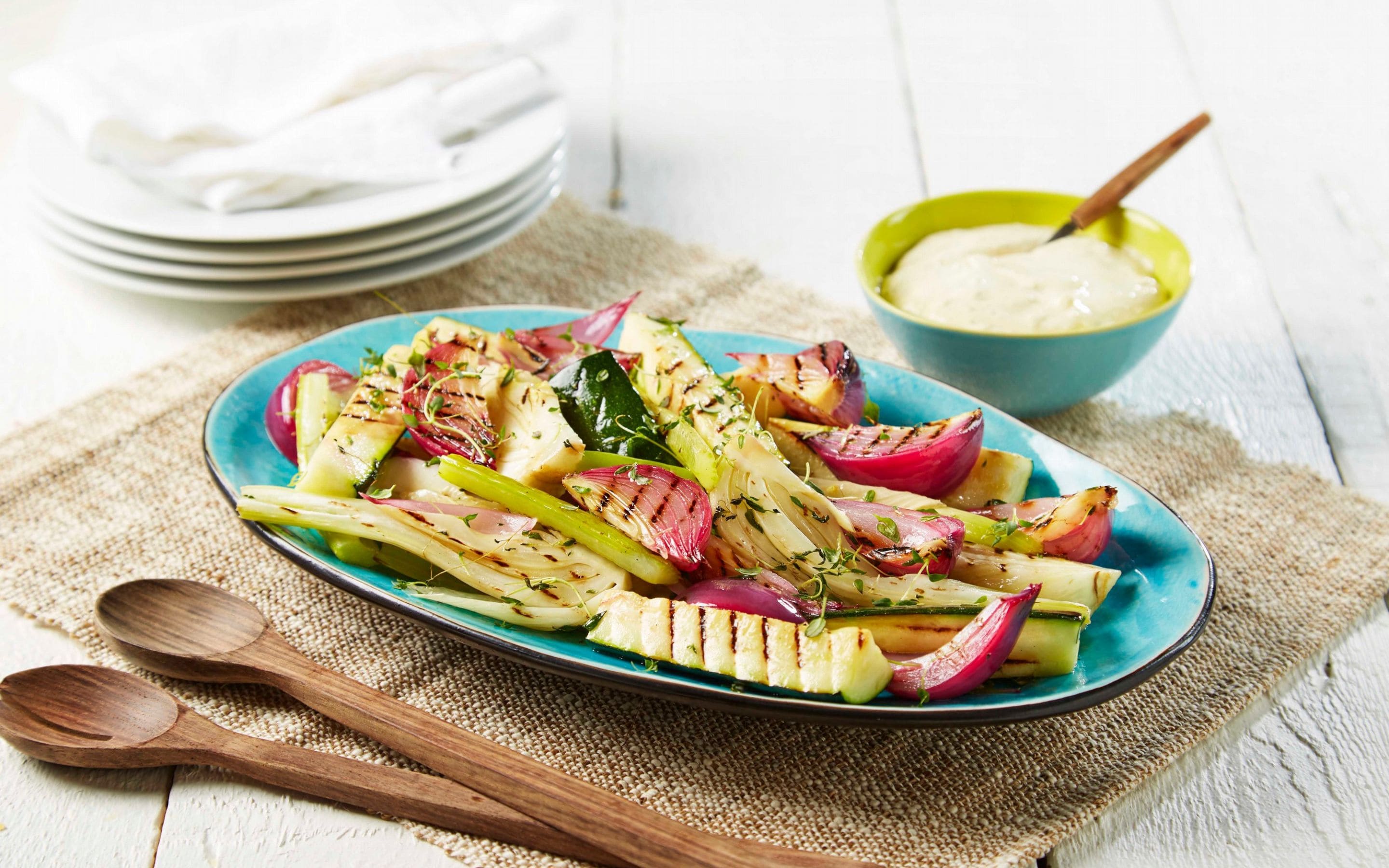 Grillede grønnsaker med ostedressing