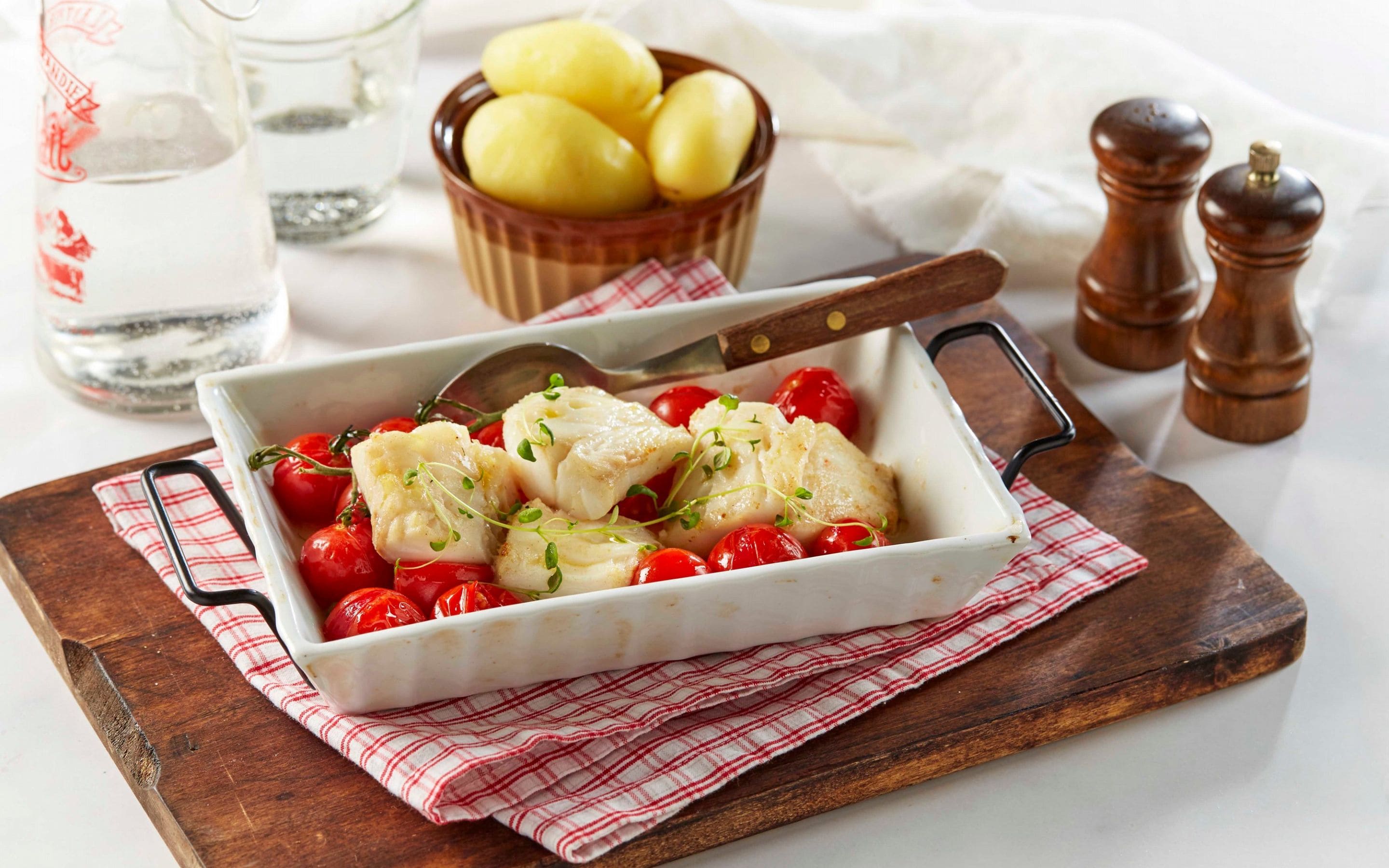 Fisk med ovnsbakte tomater