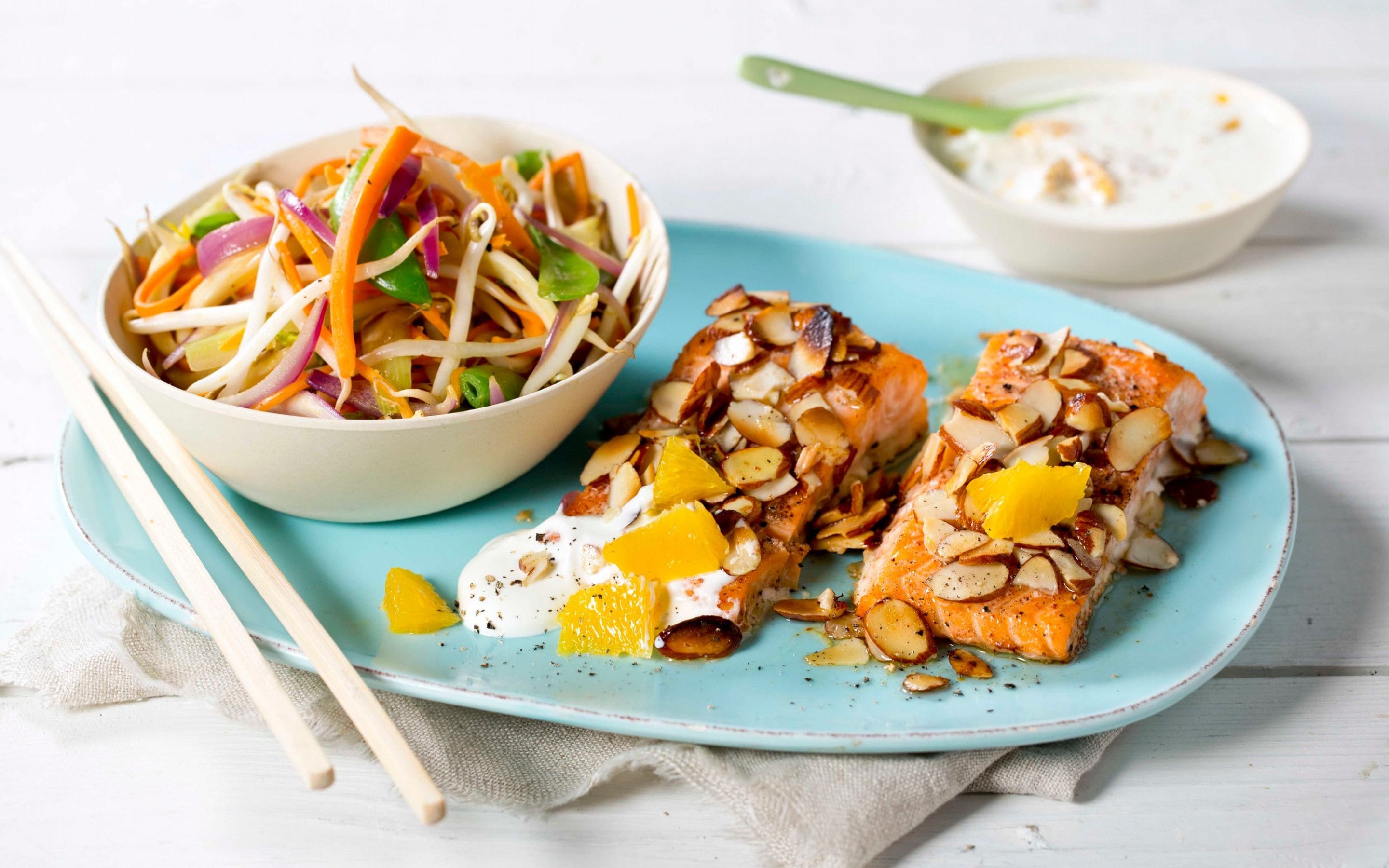 Laks med kanel, mandler og appelsindressing