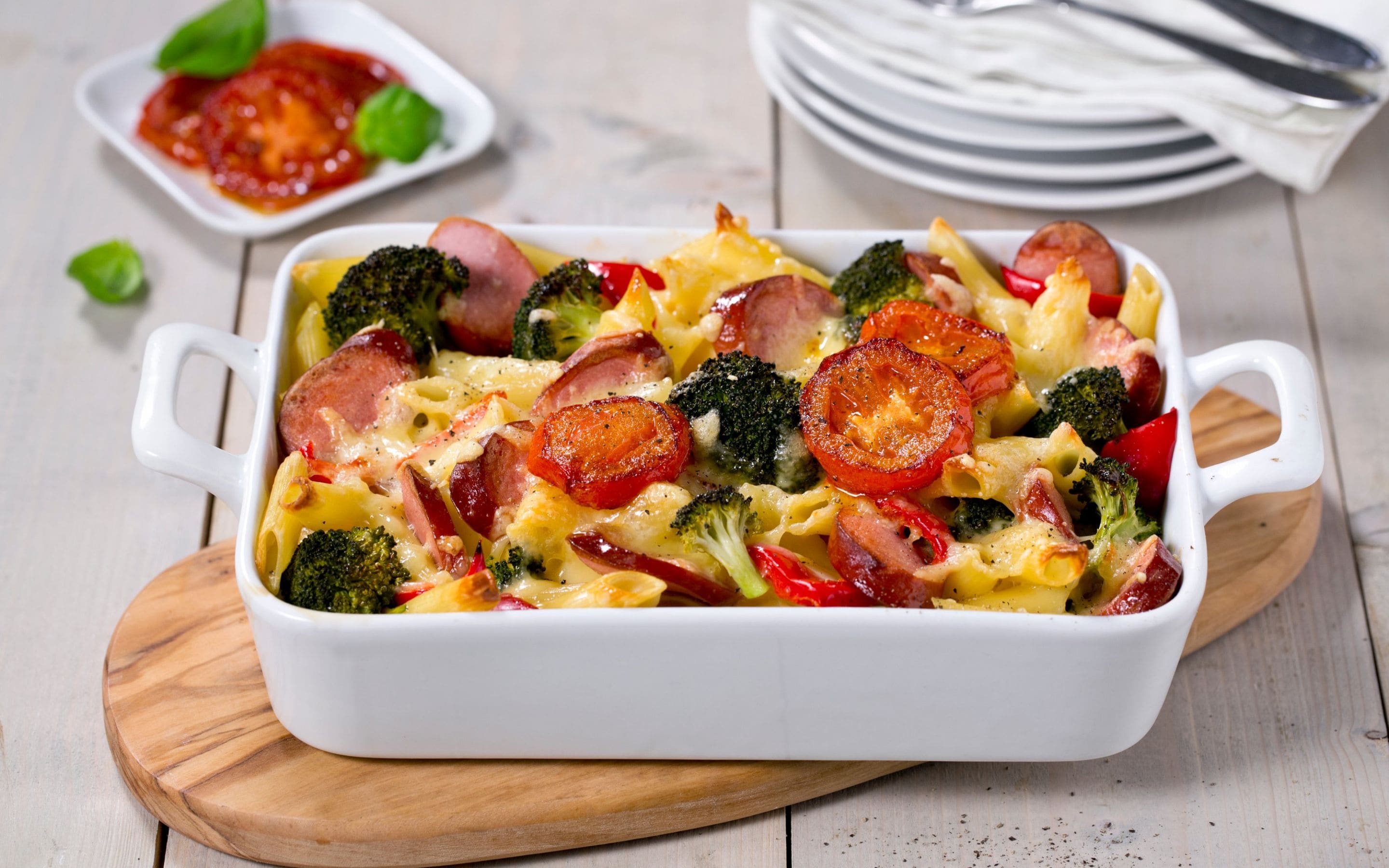 Pastaform med pølse og brokkoli