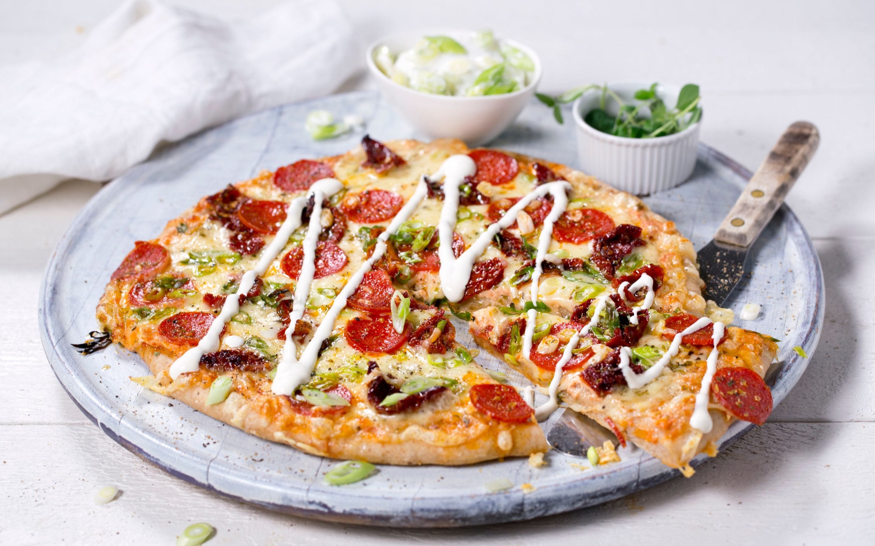Salamipizza med grov pizzabunn