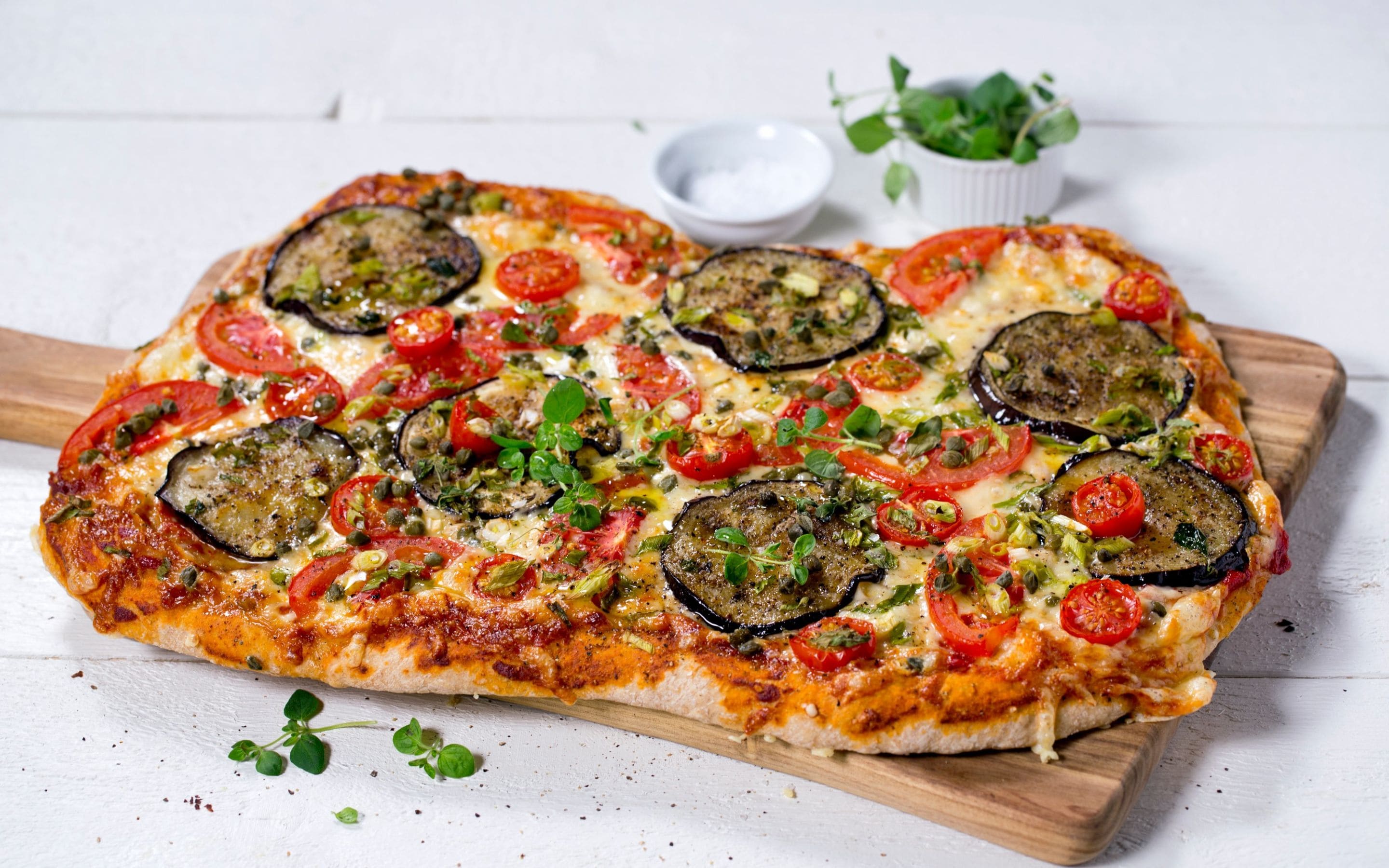 Vegetarpizza med vårløk og aubergine
