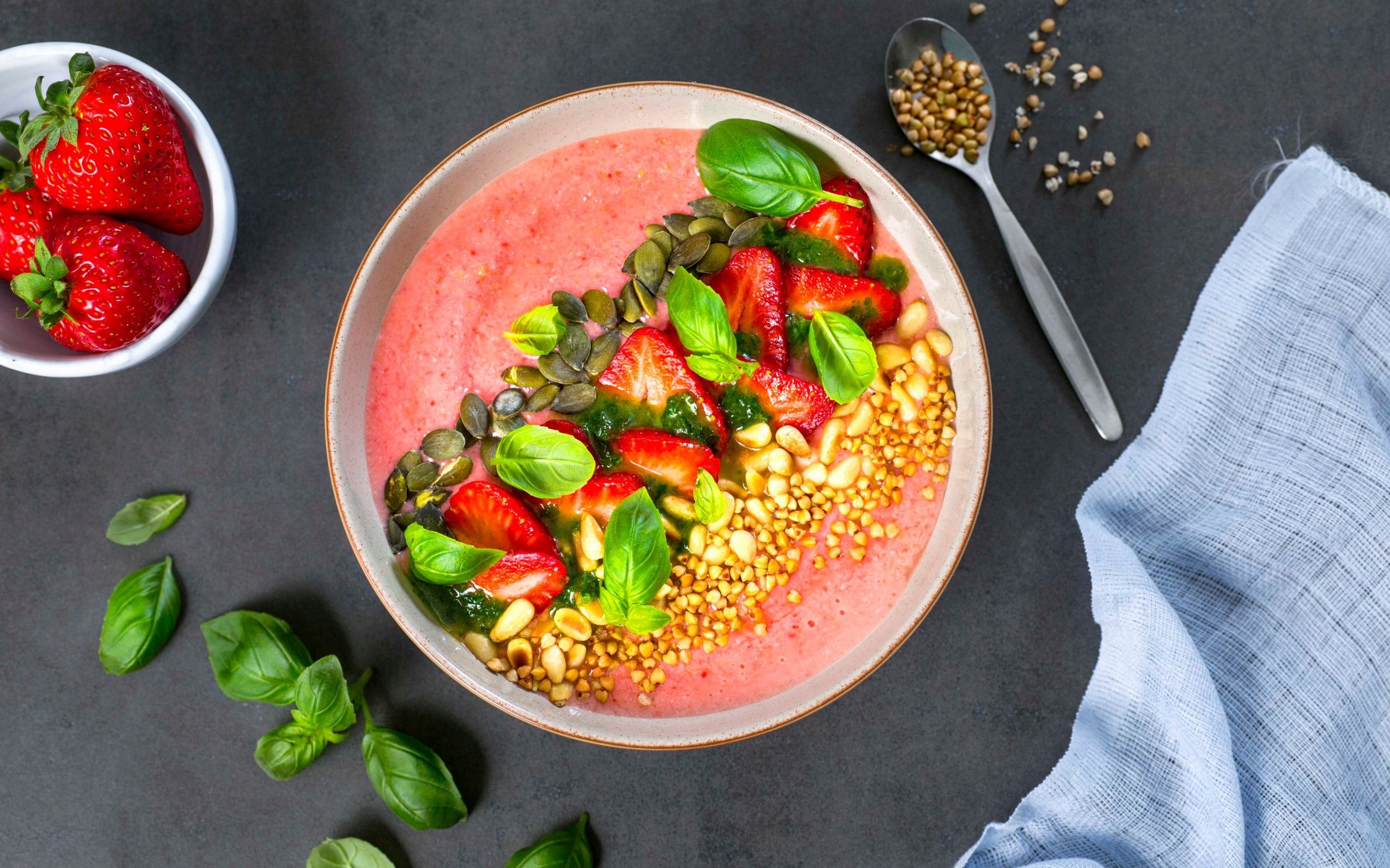 Smoothie bowl med jordbær og basilikum