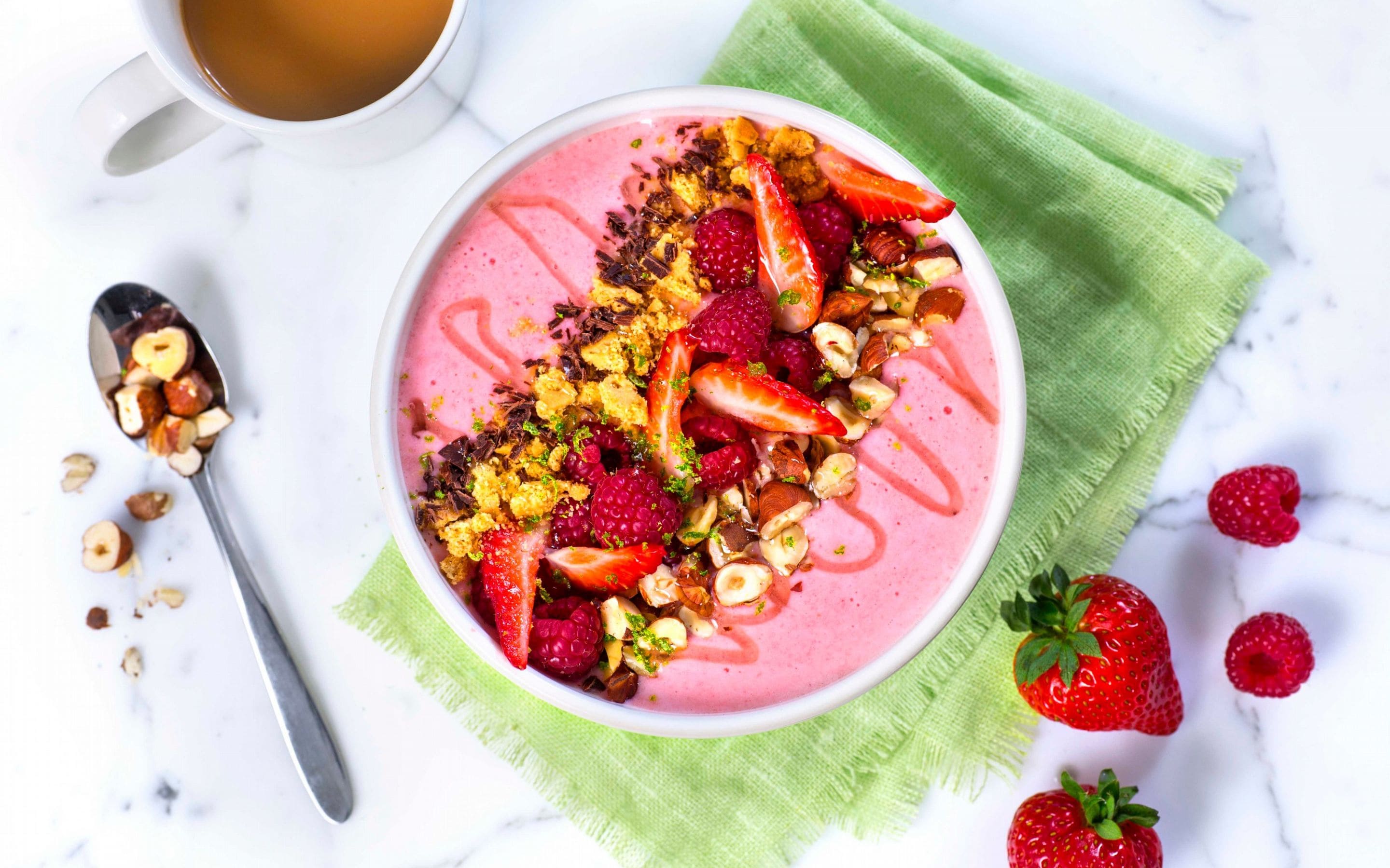 Smoothie bowl med bær, nøtter og kjeks