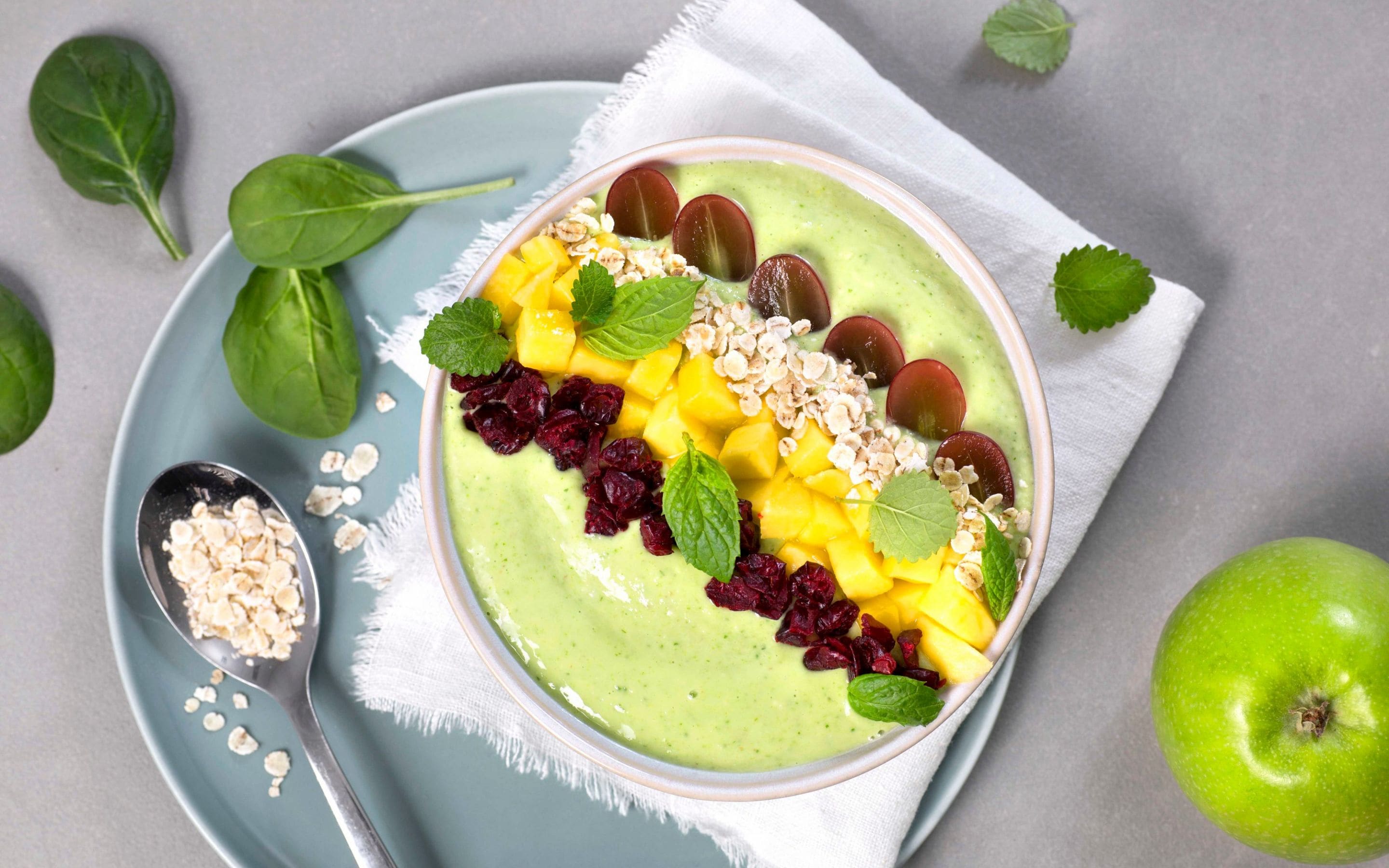 Grønn smoothie bowl med stangselleri og spinat