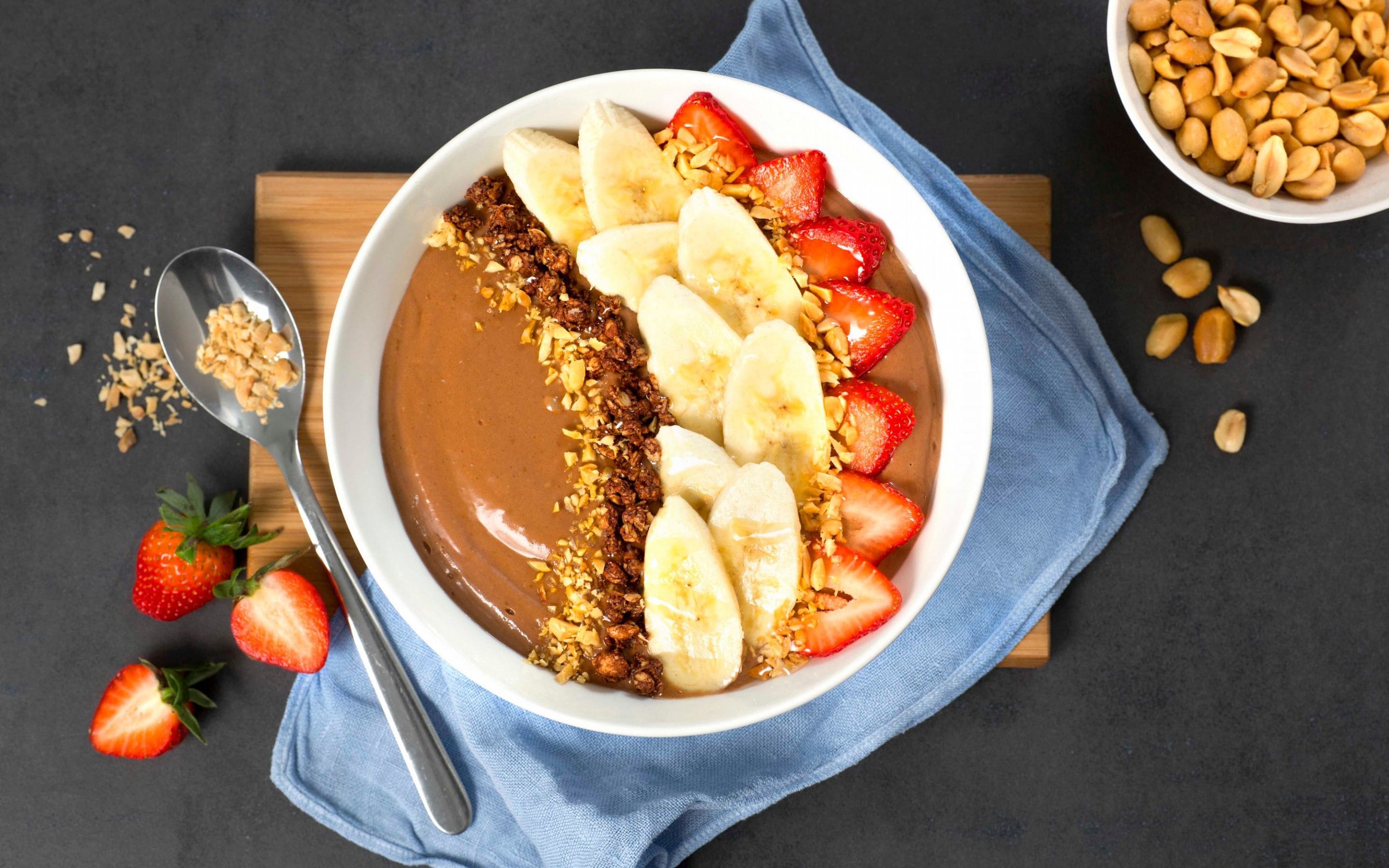 Sjokolade-smoothie bowl med banan og peanøtter