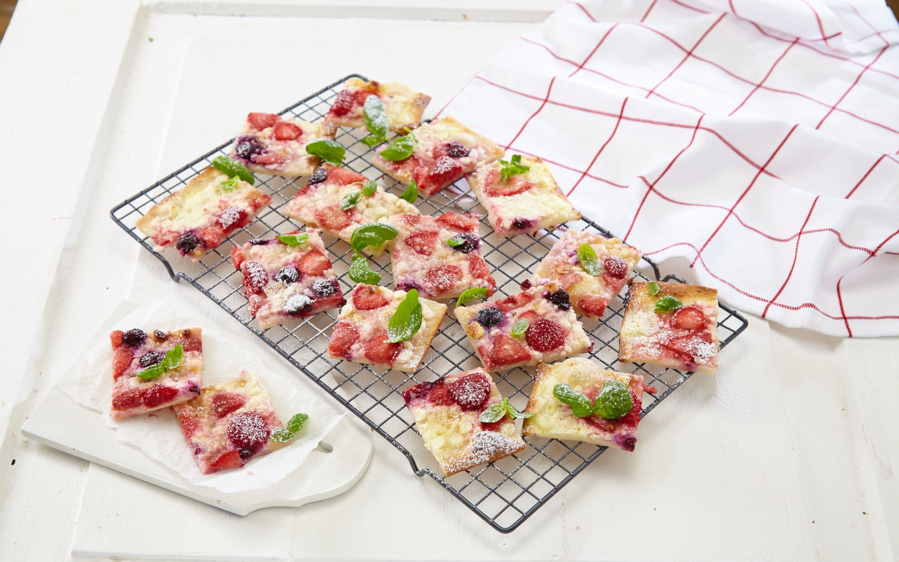 Prima pizza med bær og hvit sjokolade