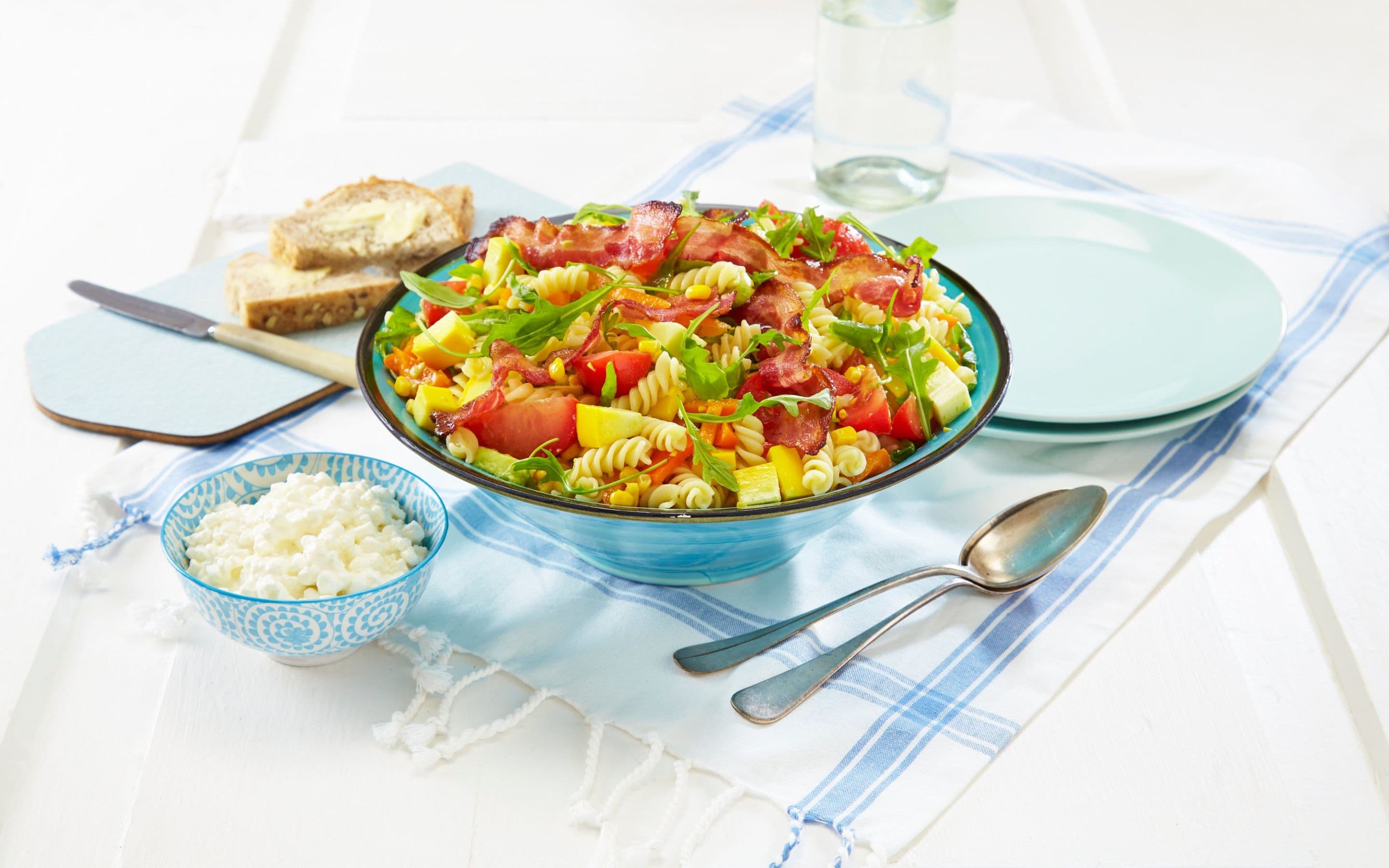 Pasta- og baconsalat med Cottage Cheese