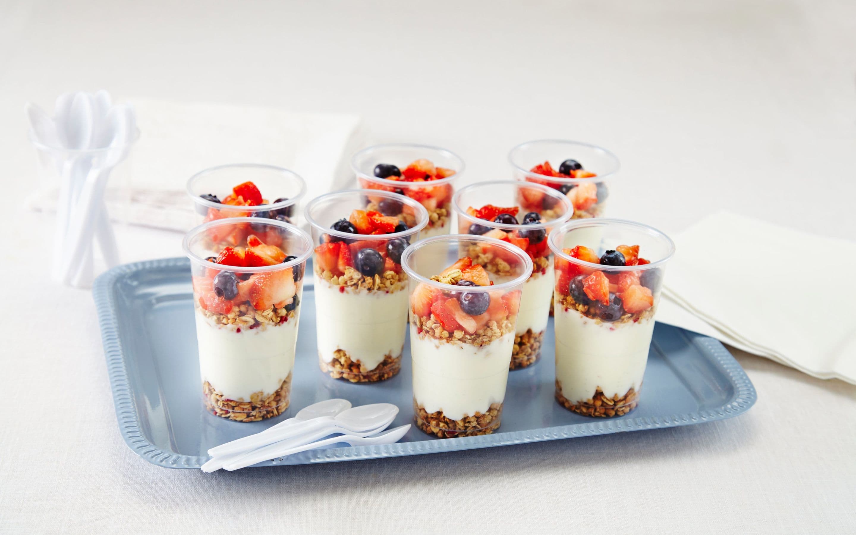 Yoghurt med friske bær og kornblanding
