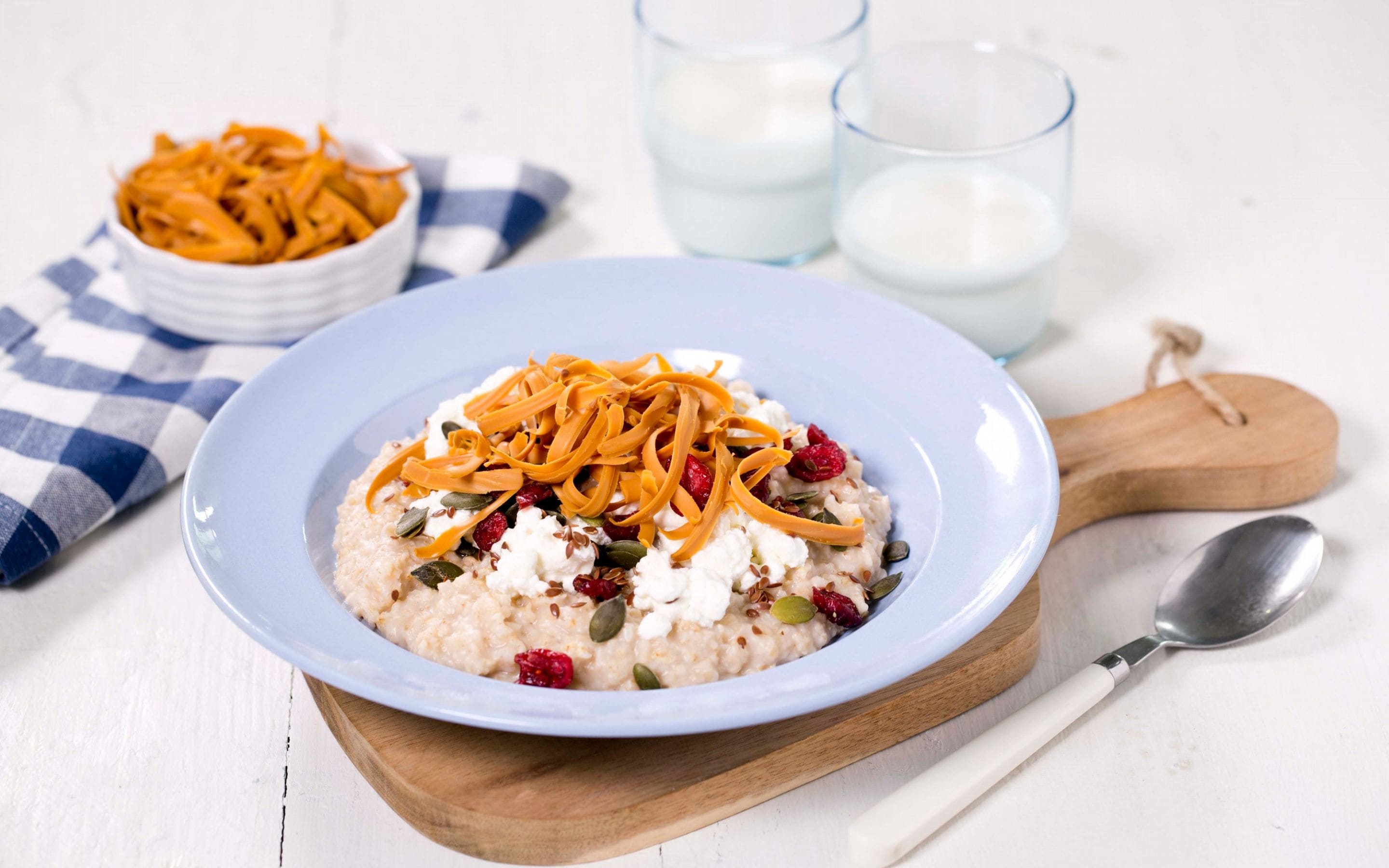 Havregrøt med cottage cheese og brunost