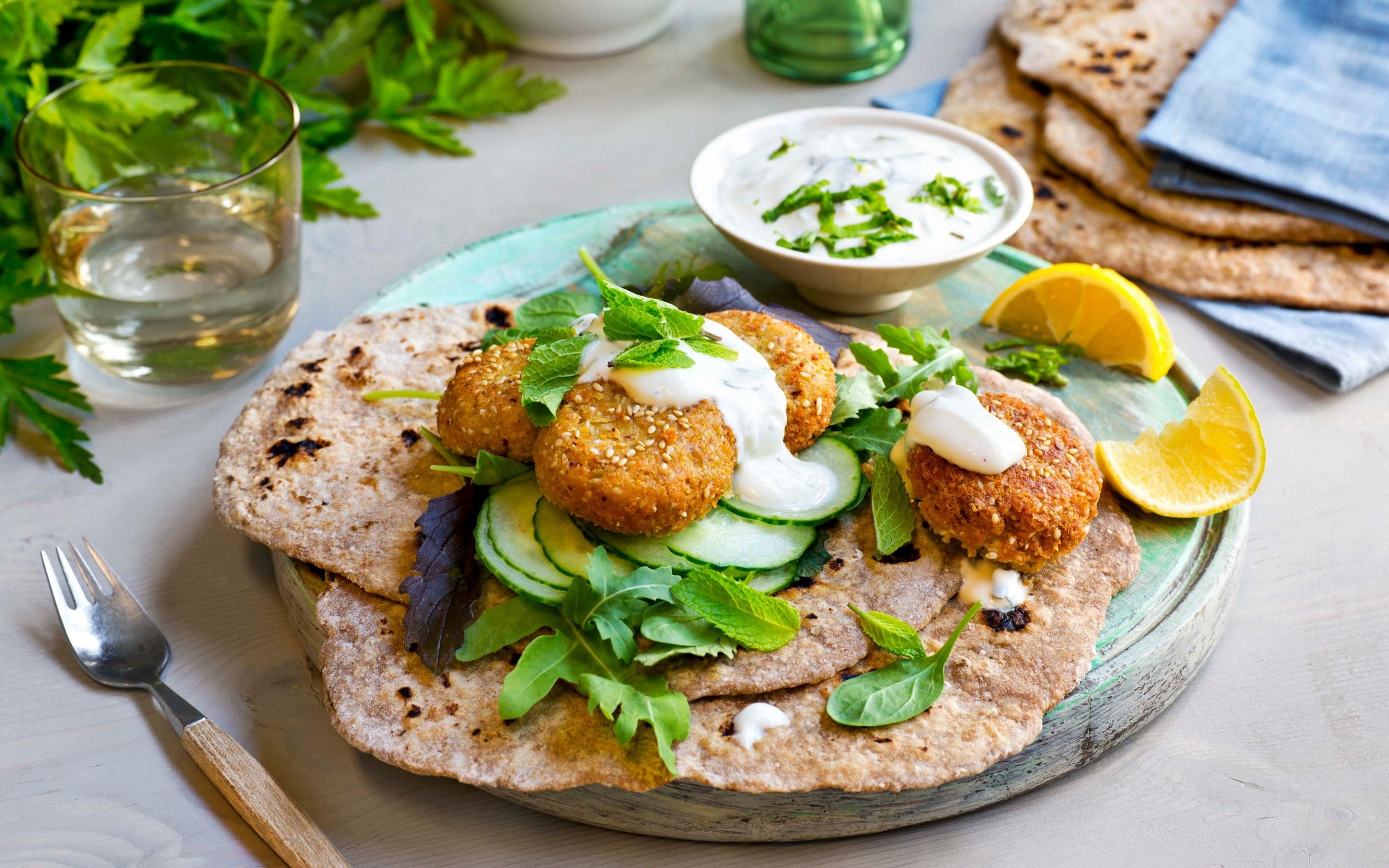 Hjemmelaget Falafel i chapati med yoghurtsaus
