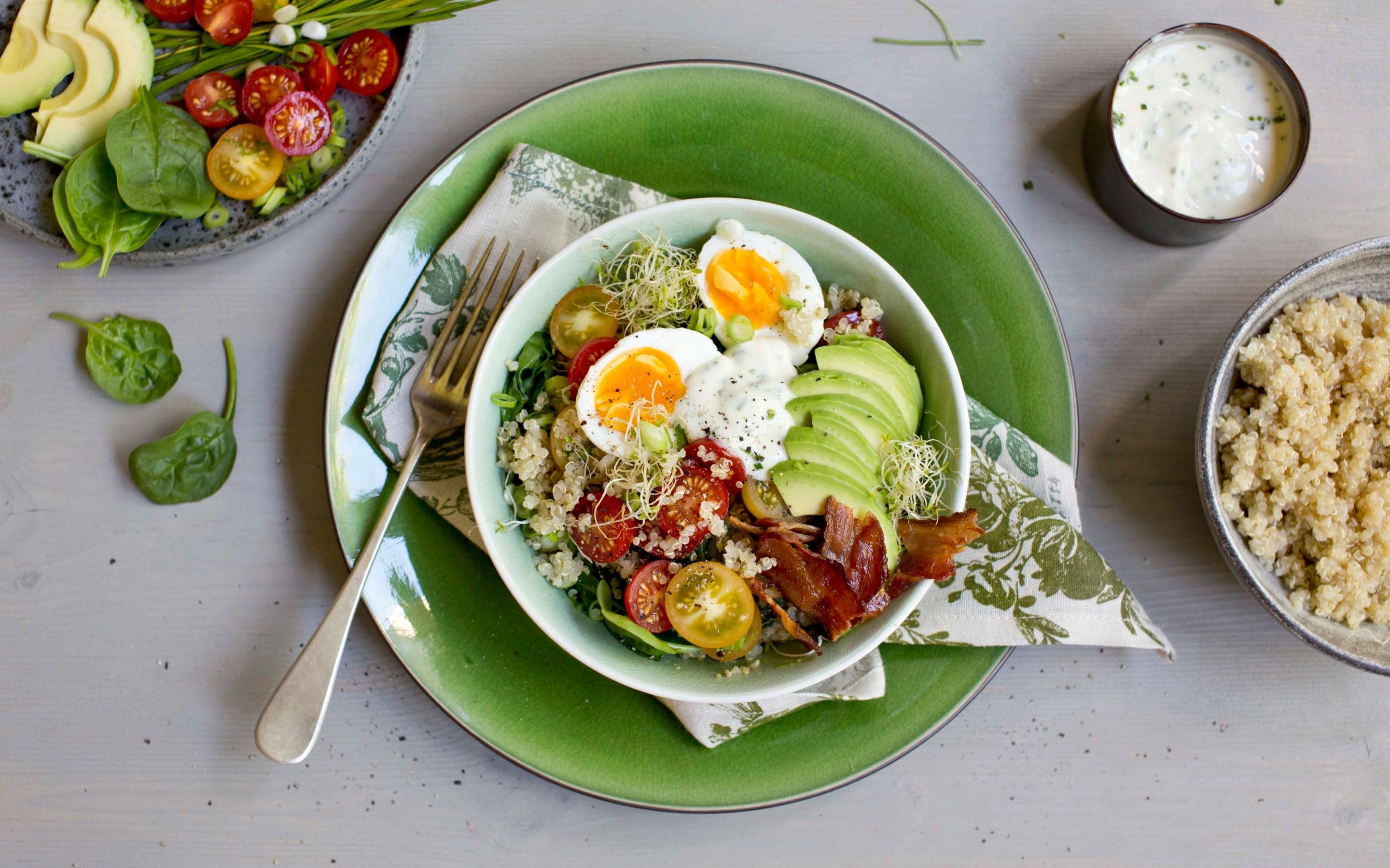 Middagsbowl med egg og urtedressing