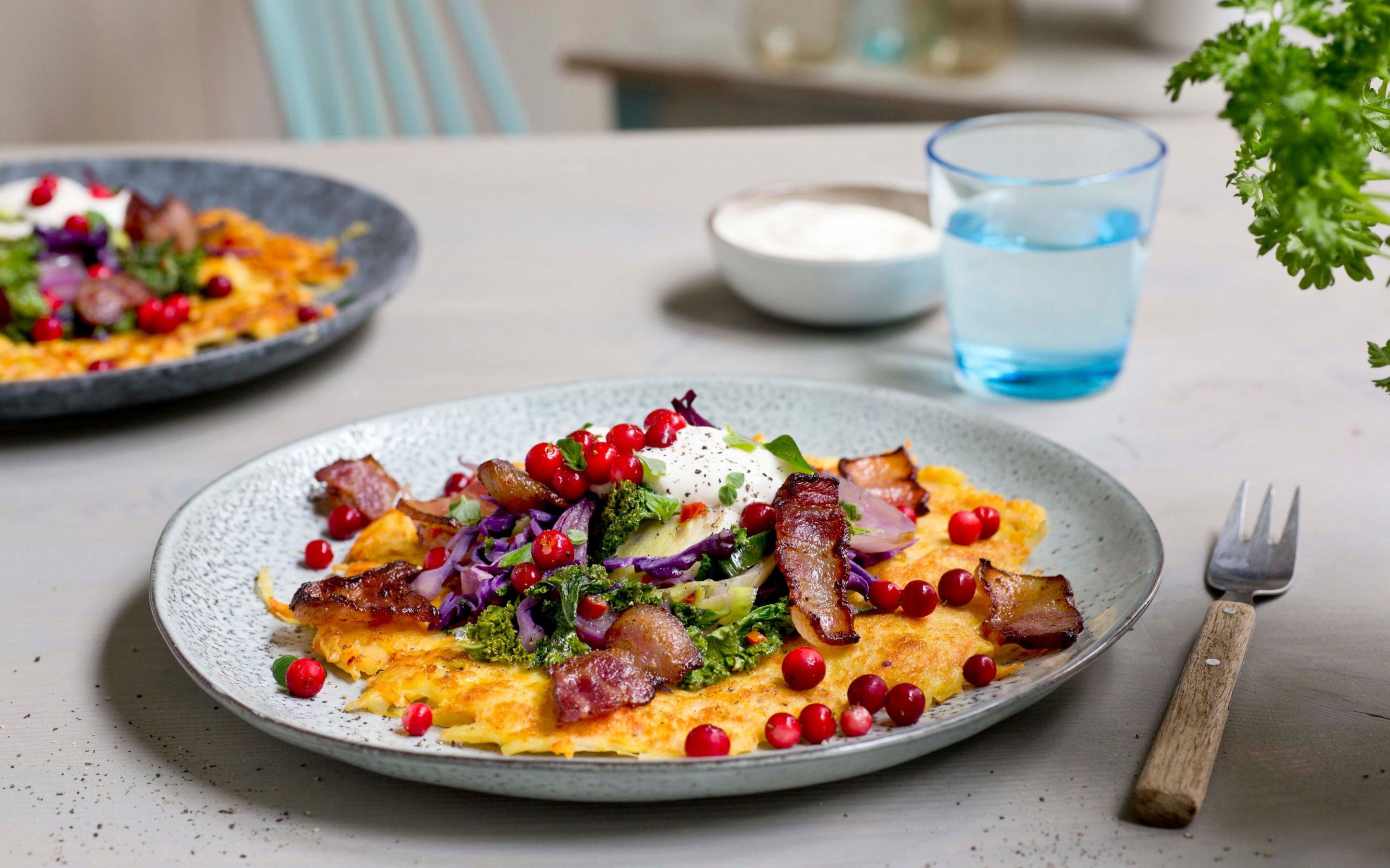 Potetpannekake med bacon, grønnsaker og rømme